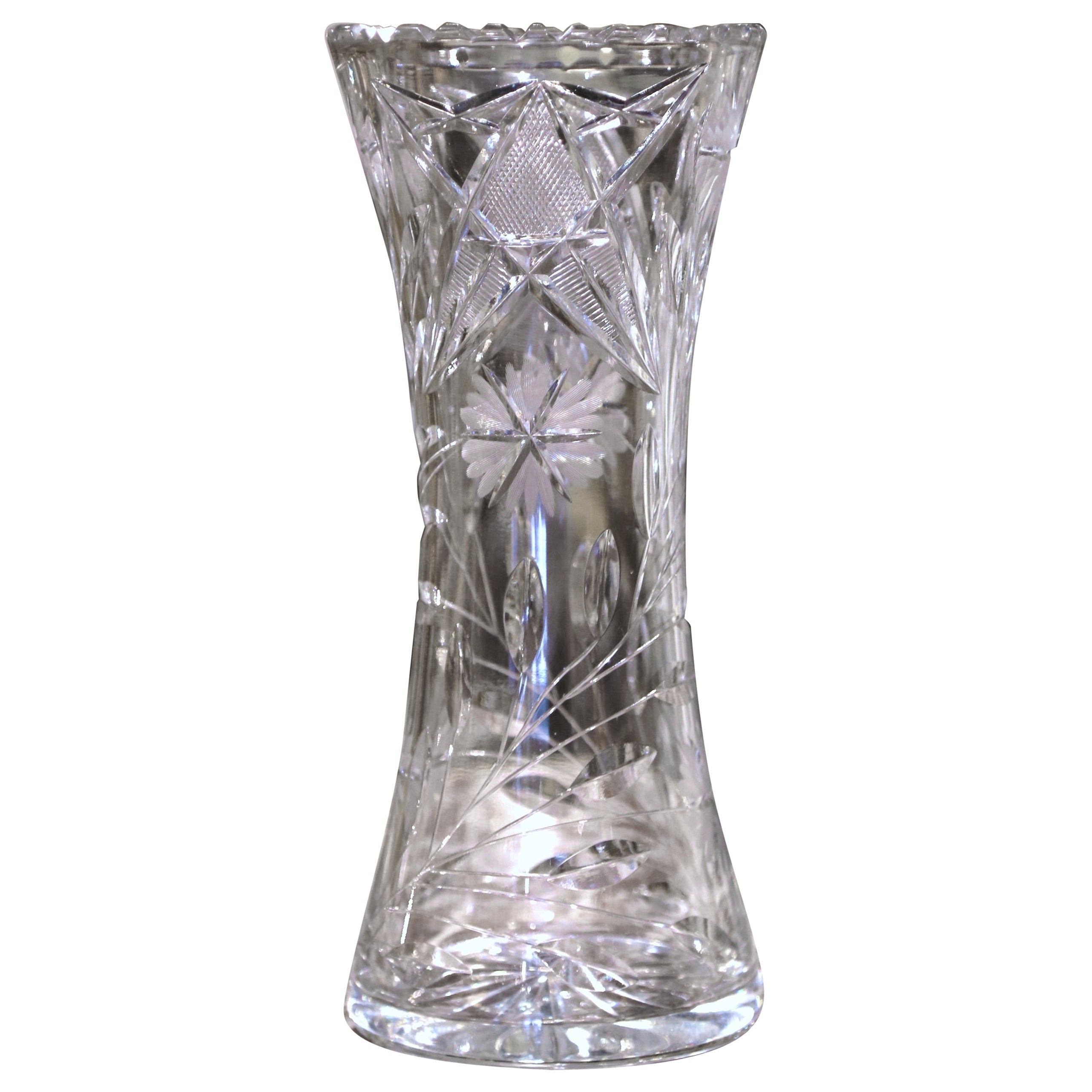 Vase trompette vintage en cristal taillé avec motifs de feuilles et de fleurs givrés et gravés
