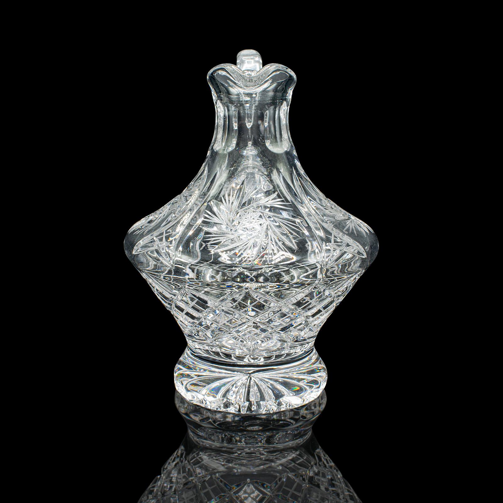 Voici un ravissant abreuvoir à whisky vintage. Aiguière anglaise en cristal taillé, datant du milieu du 20e siècle, vers 1950. 

Design/One en cristal taillé exquis - un ajout distingué à toute collection d'alcools fins.
Présente une patine