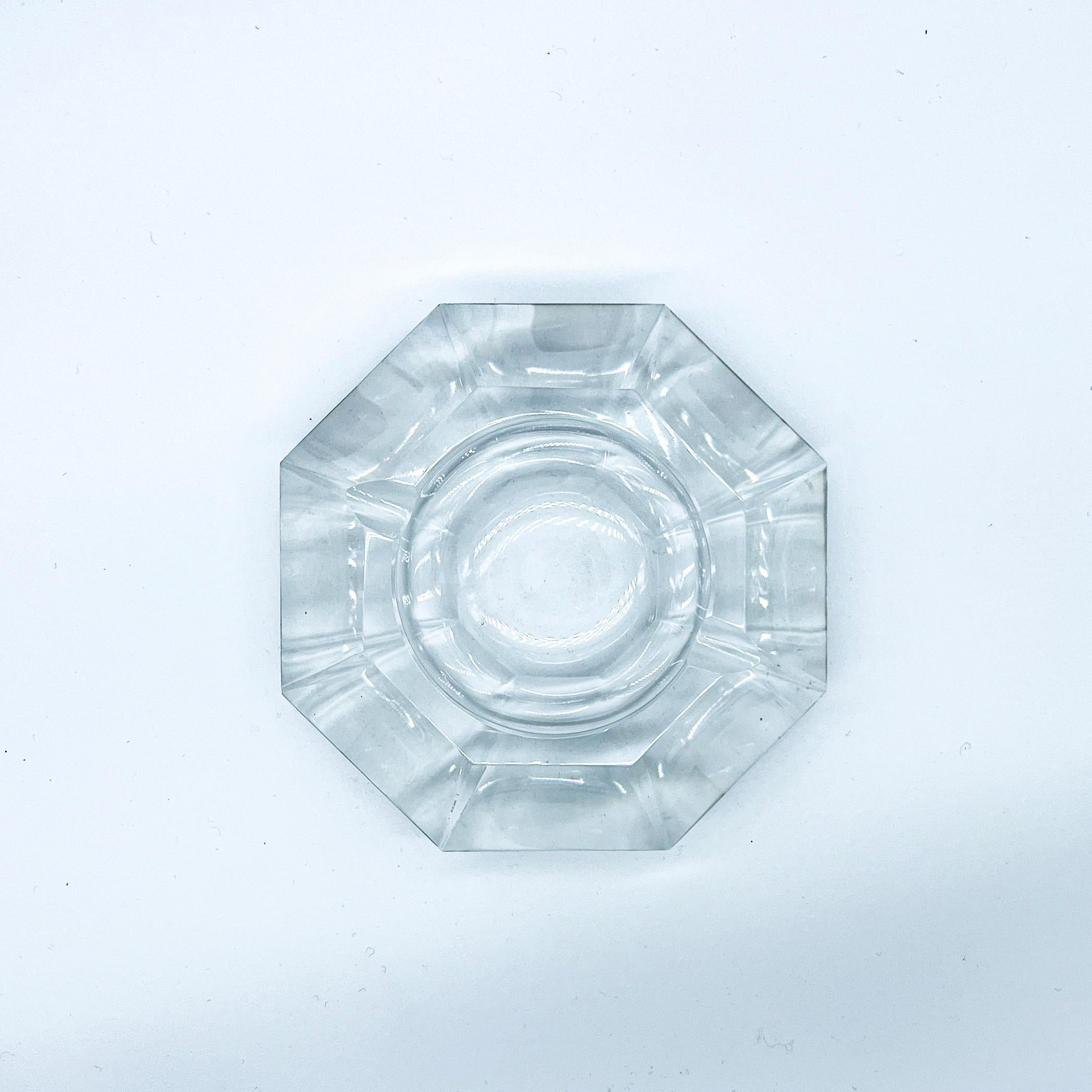 Vintage diamond-shaped cut crystal ashtray, made in clear glass and possibly of French origin. Has two grooves to put down cigarettes if it's used as an ashtray.

Preserved in very good conditions, it shows only minor scratches, totally expectable