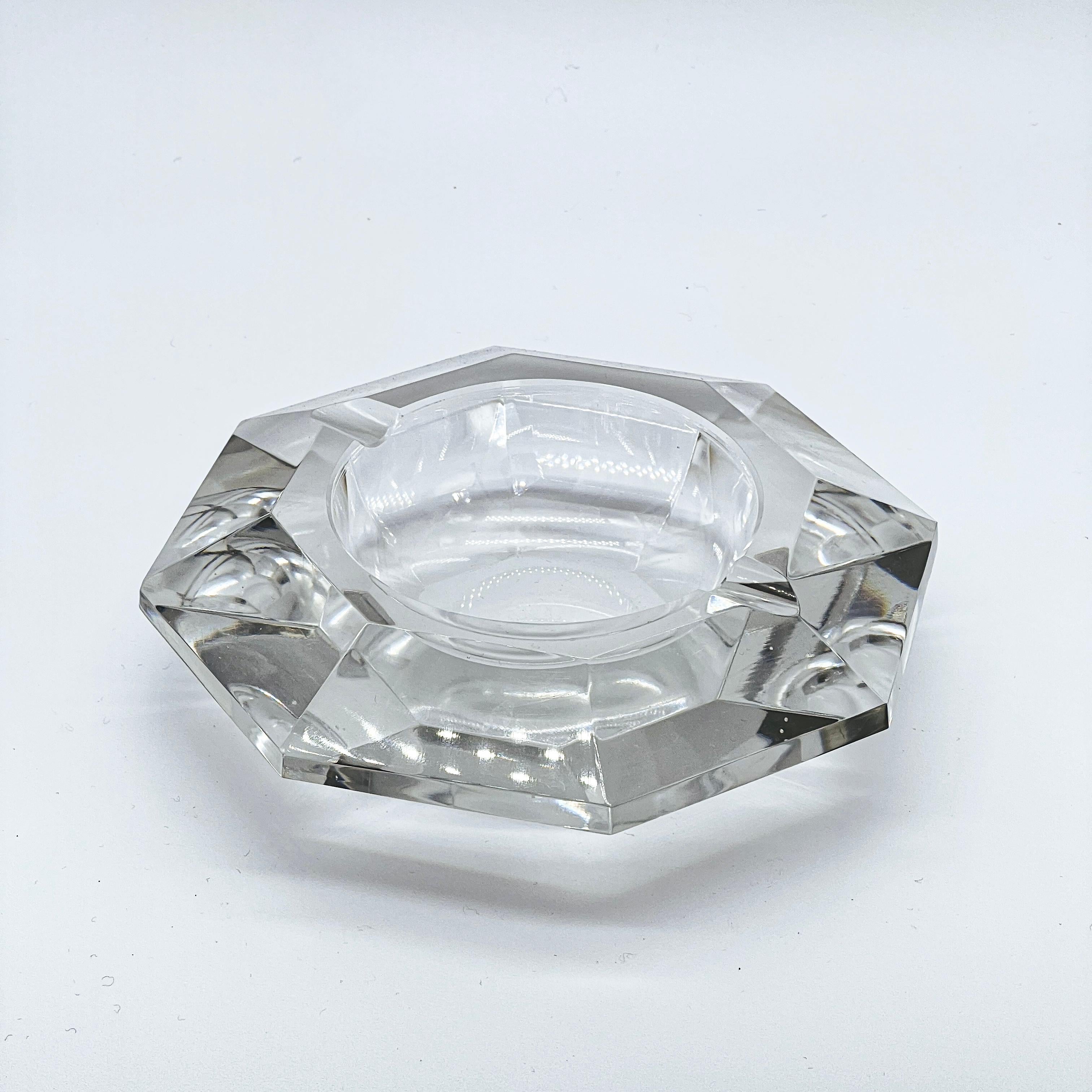 Vintage diamond-shaped cut crystal ashtray, made in clear glass and possibly of French origin. Has two grooves to put down cigarettes if it's used as an ashtray.
Preserved in very good conditions, it shows only minor scratches, totally expectable