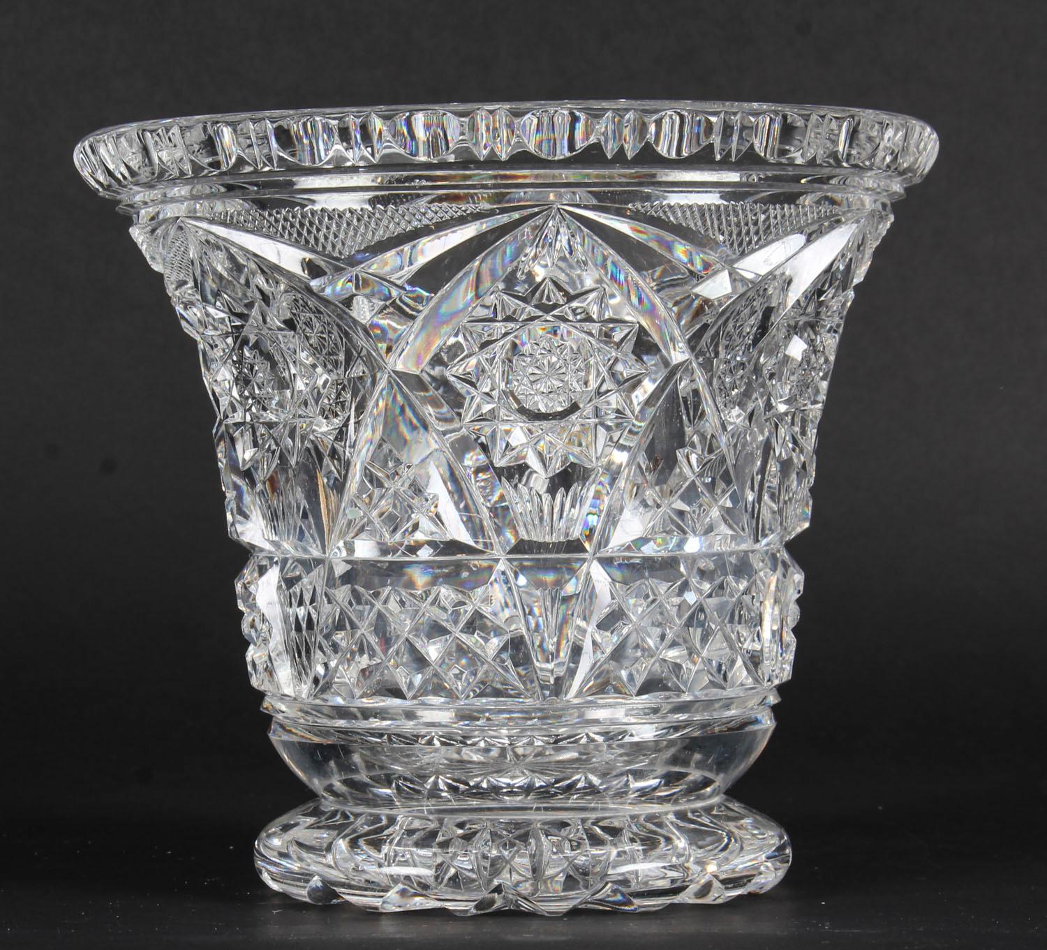 A thoroughly delightful superb quality vintage cut crystal glass vase dating from the mid-20th century.

Condition:
In excellent condition, please see photos for confirmation.

Dimensions in cm:
Height 16 x width 18 x depth 18

Dimensions in