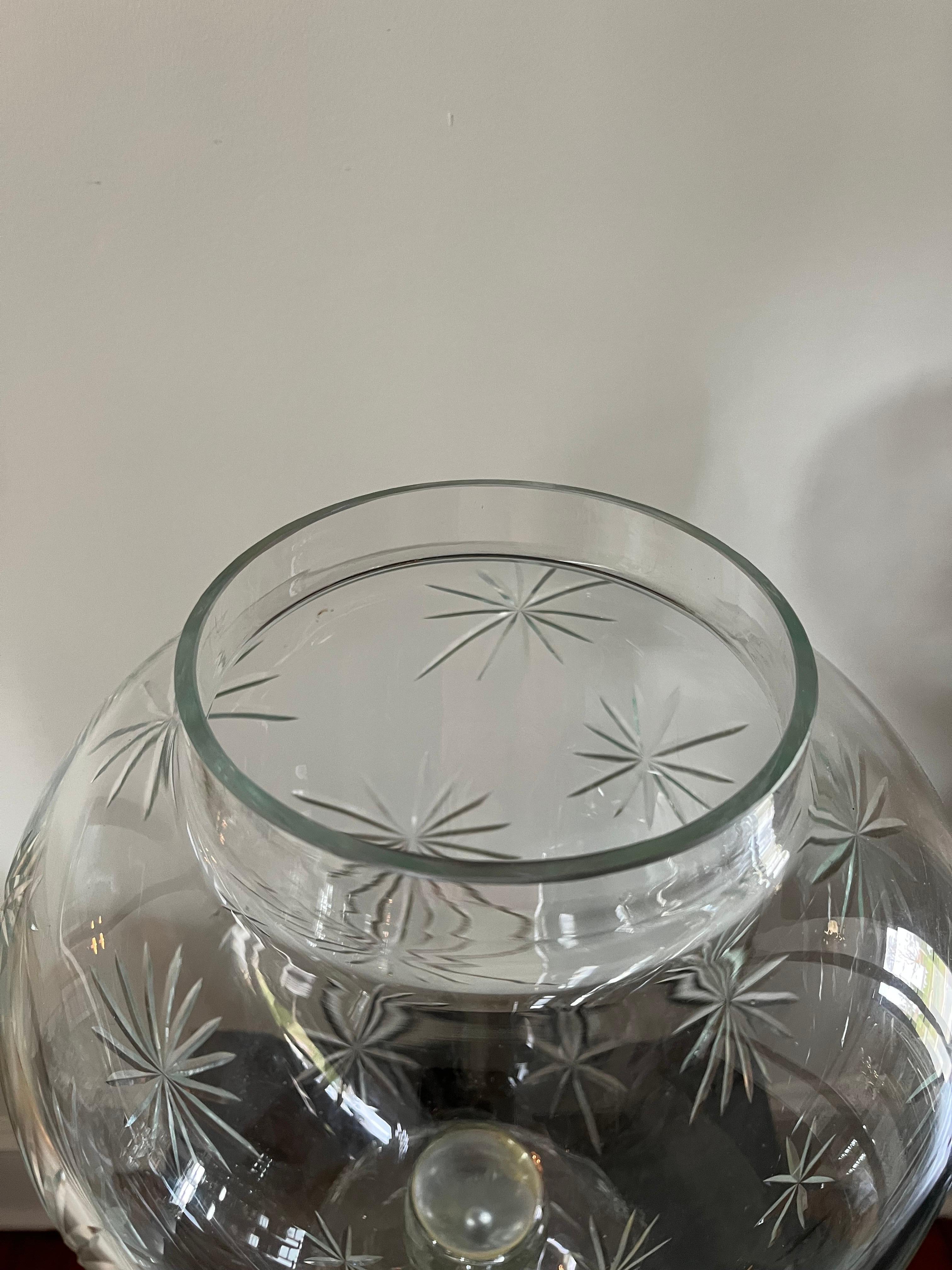 Urne mit Deckel aus geschliffenem Glas oder Kristall im Angebot 1