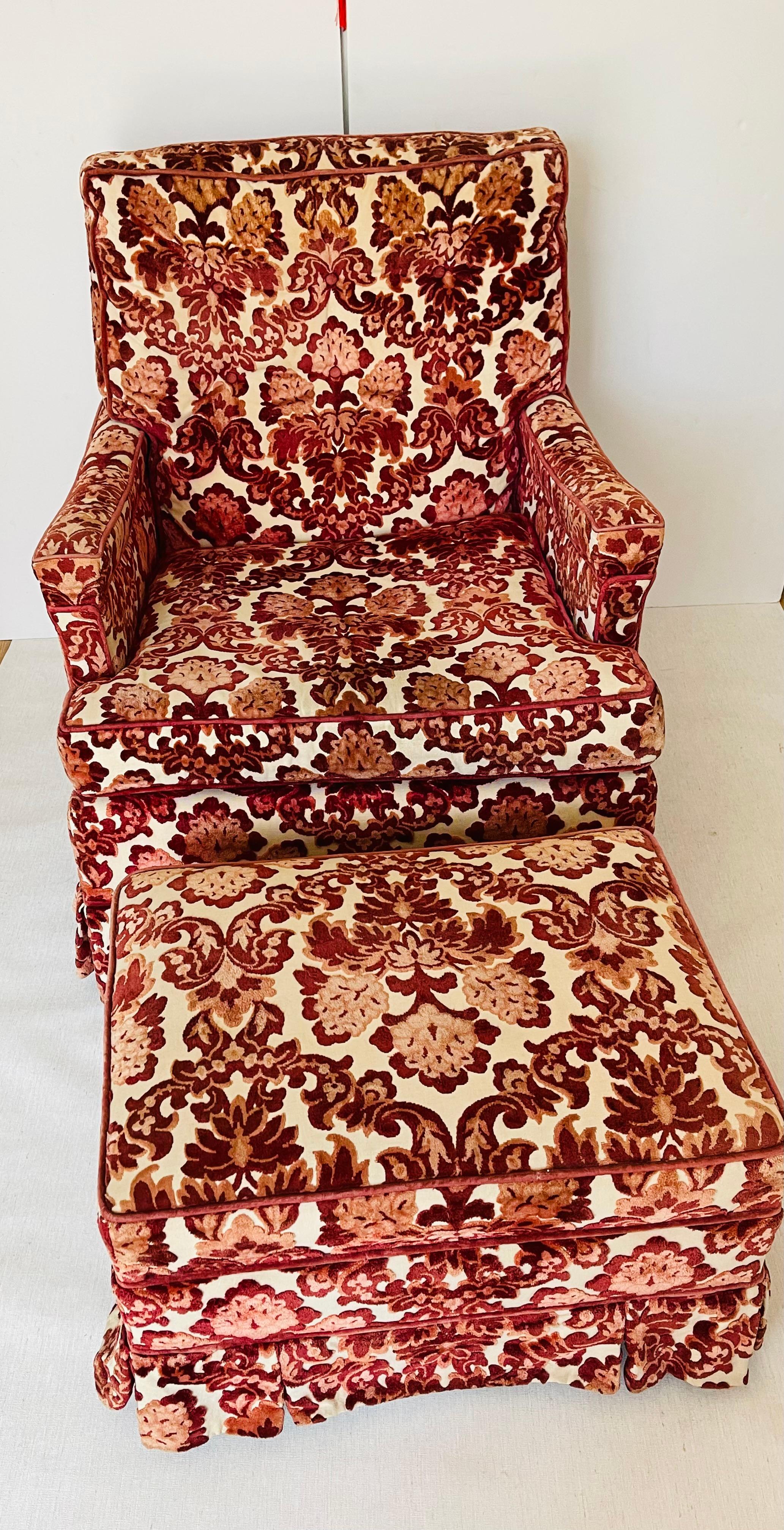 Vintage Wohnzimmerset - Clubsessel mit Ottomane in originalem, reichem Neobarock-Textil - burgunderroter Schnitt-Samt auf cremefarbenem Hintergrund. Stuhl und Ottomane auf kleinen Rollen. Der Stoff ist in einem sehr guten Zustand mit den erwarteten