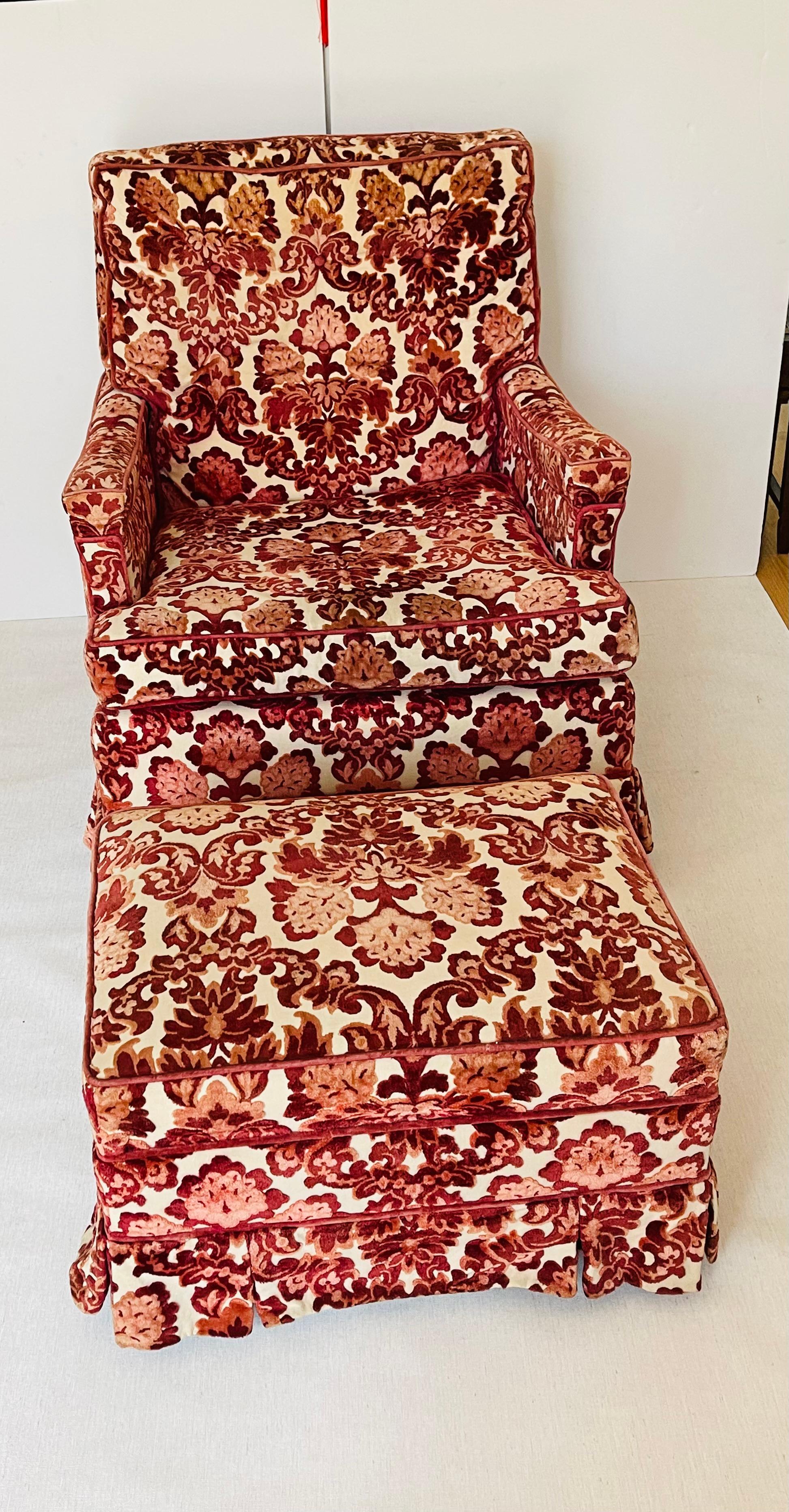 Vintage Cut Samt Clubsessel mit Ottomane Burgund (Neoklassisches Revival) im Angebot