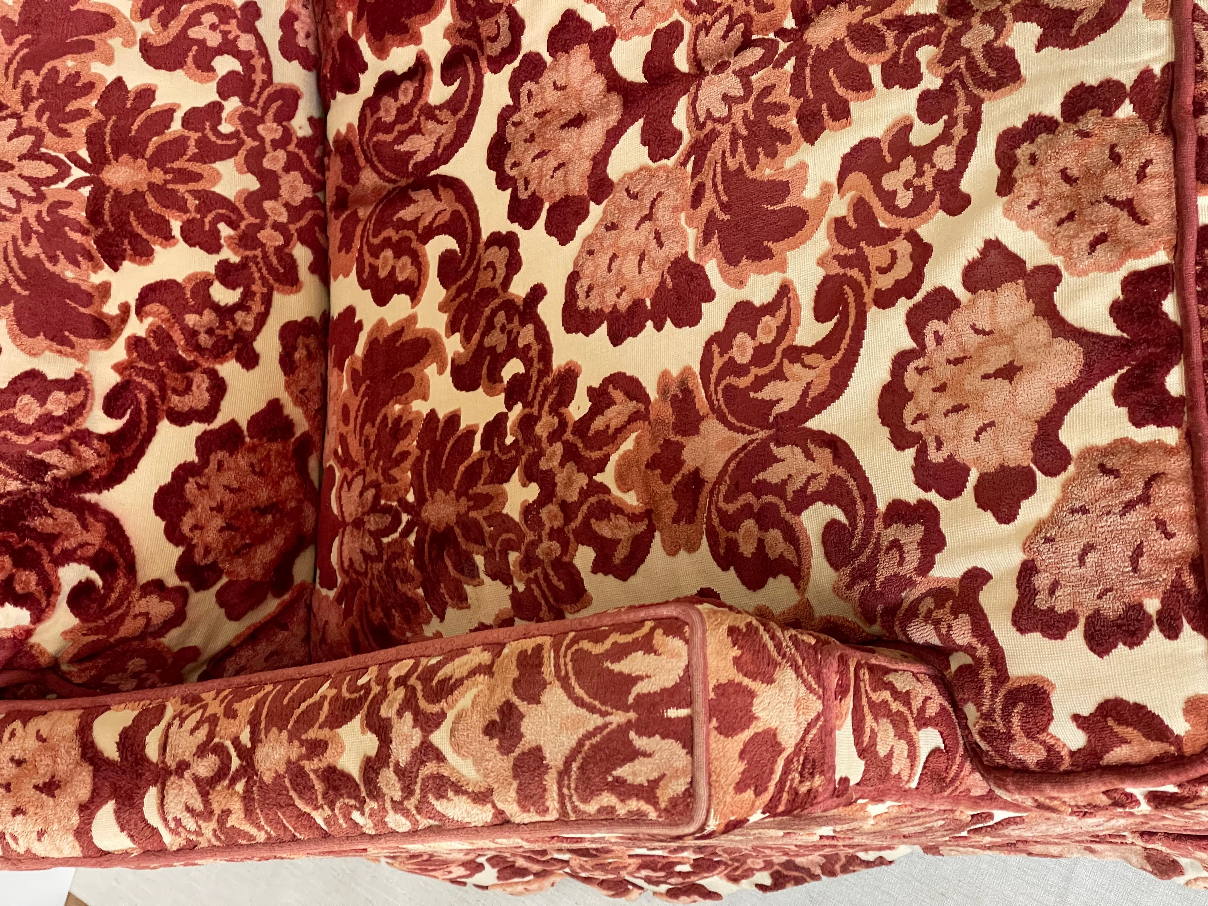 Vintage Cut Samt Clubsessel mit Ottomane Burgund (amerikanisch) im Angebot