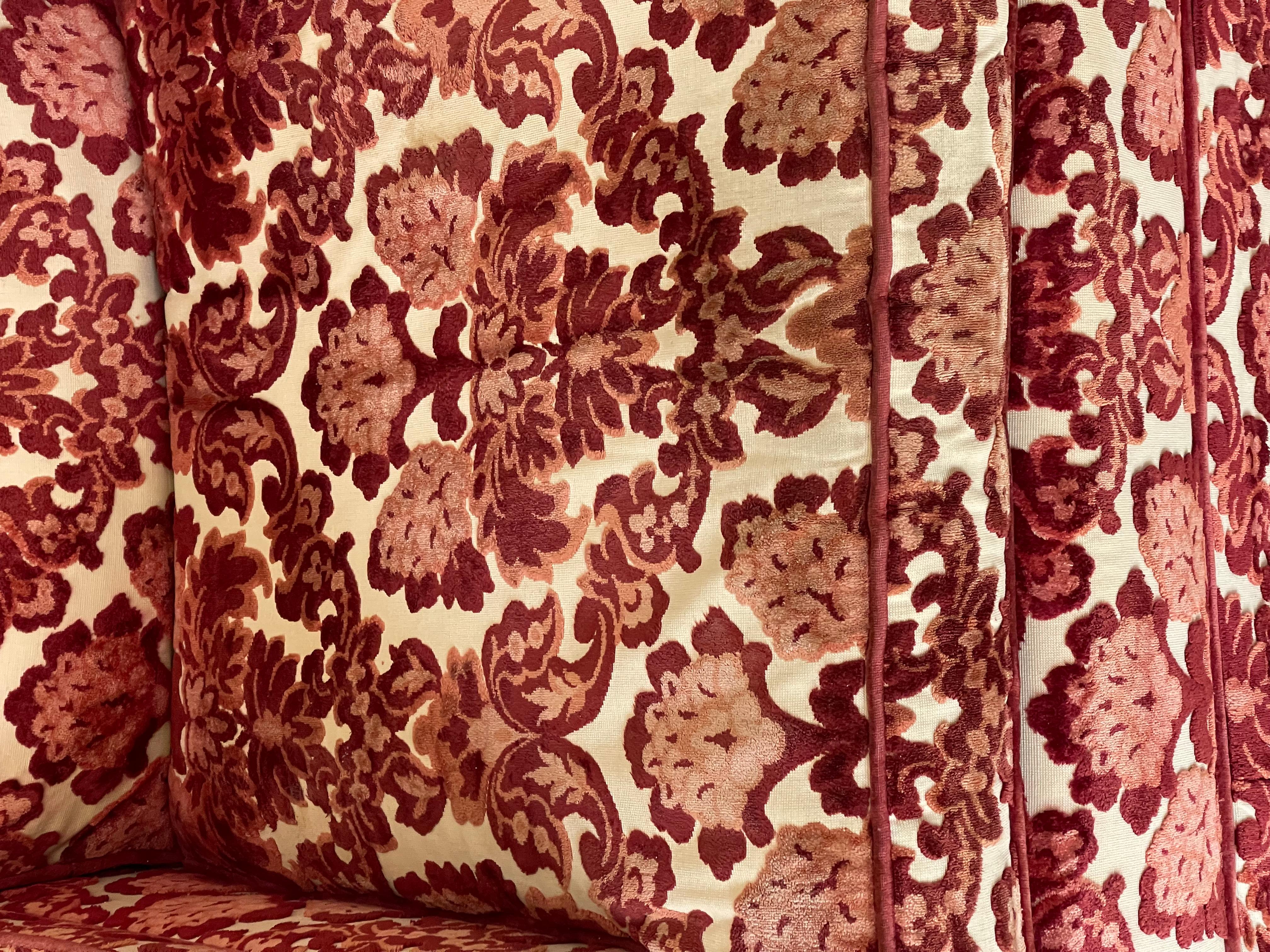 Vintage Cut Samt Clubsessel mit Ottomane Burgund im Zustand „Gut“ im Angebot in Boca Raton, FL
