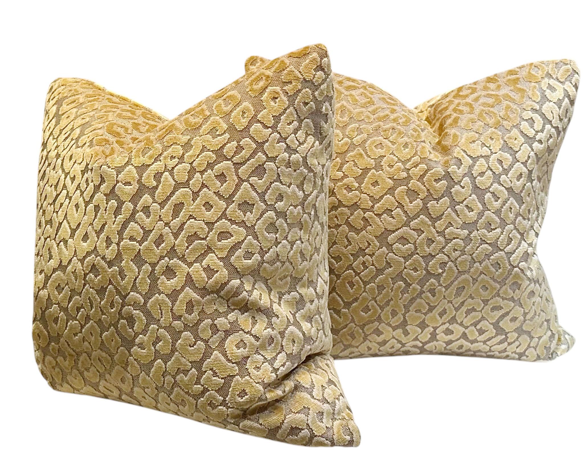 Una coppia di cuscini in velluto e cotone a taglio singolo degli anni '80 con imbottitura in piuma e piumino. Sono davvero bellissimi, questa coppia è molto lussuosa. 