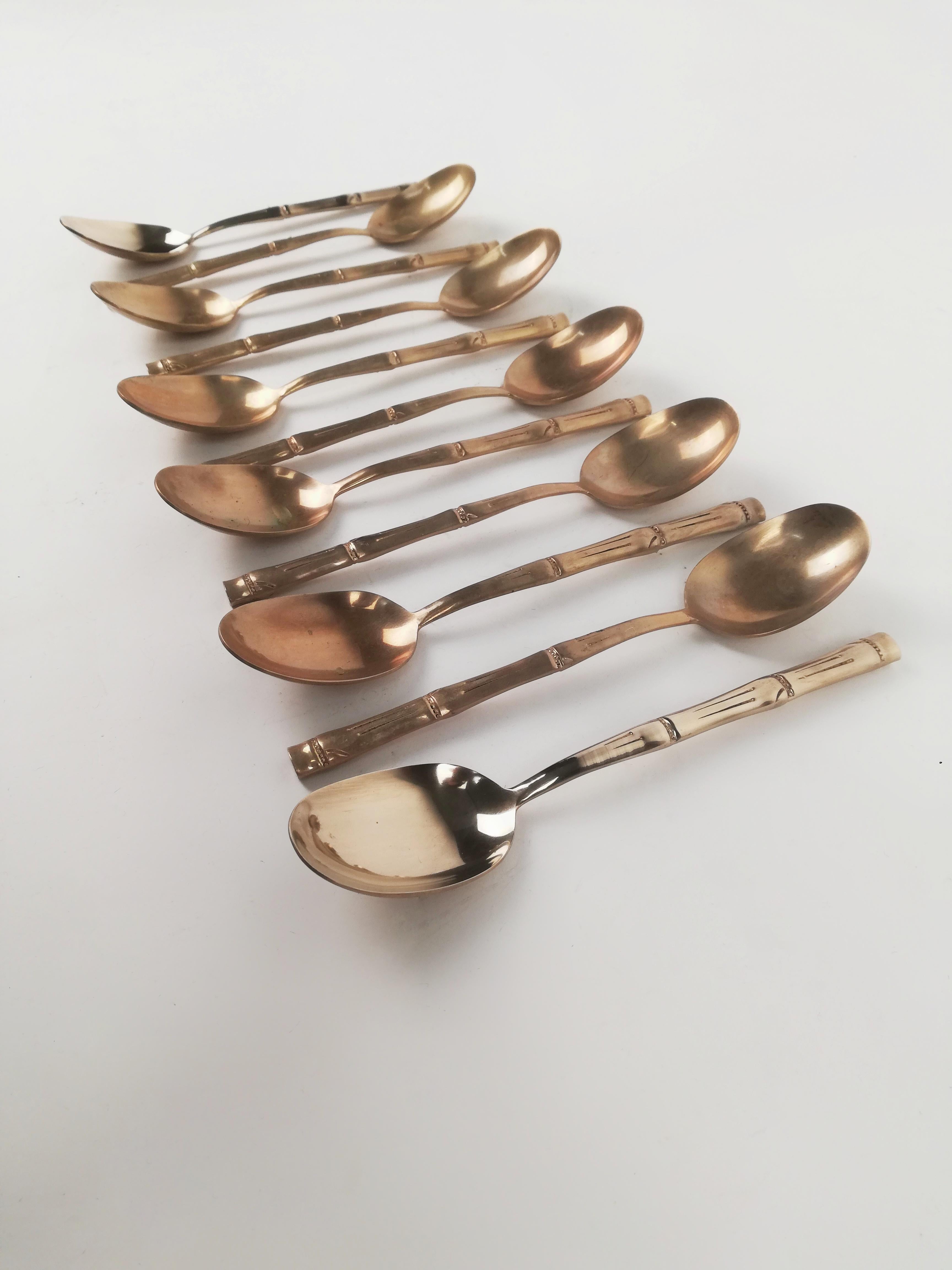 1970s Cutlery Set in the Hollywood Regency style, made in brass faux bamboo.
A set consisting of 144 pieces divided as follows:

Forks
19 Normal Forks
8 Forks slightly smaller than normal
12 Fork with 3 prongs
11 Fish forks

Knife
24 Normal knife
11