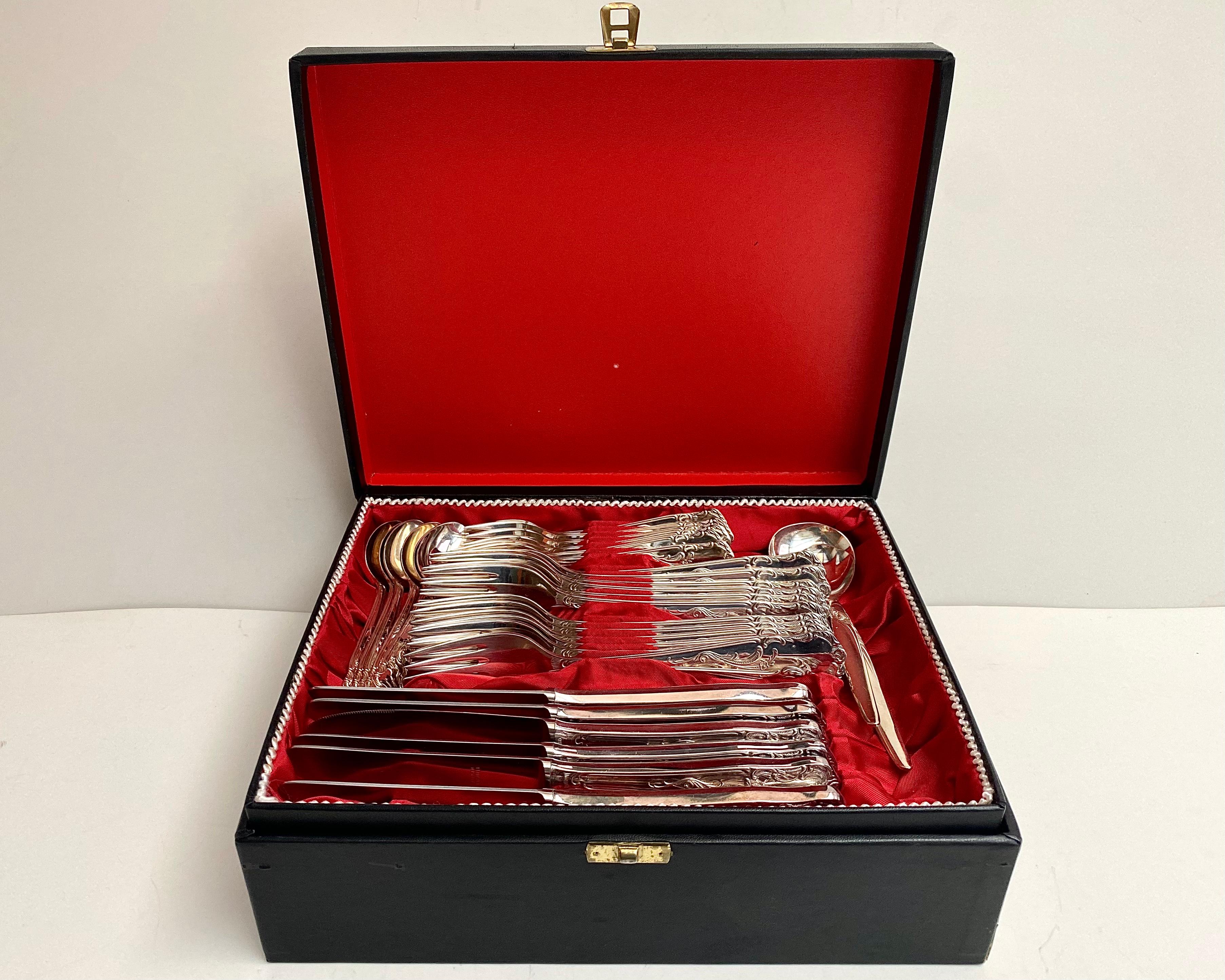 Solingen (Rostfei) set of cutlery set made of high-quality stainless steel in the amount of 60 pieces for 12 people in a stylish package.

Germany, 1950s.

Rust resistant. Mirror polishing technology, resistant to deformation, fits well in the