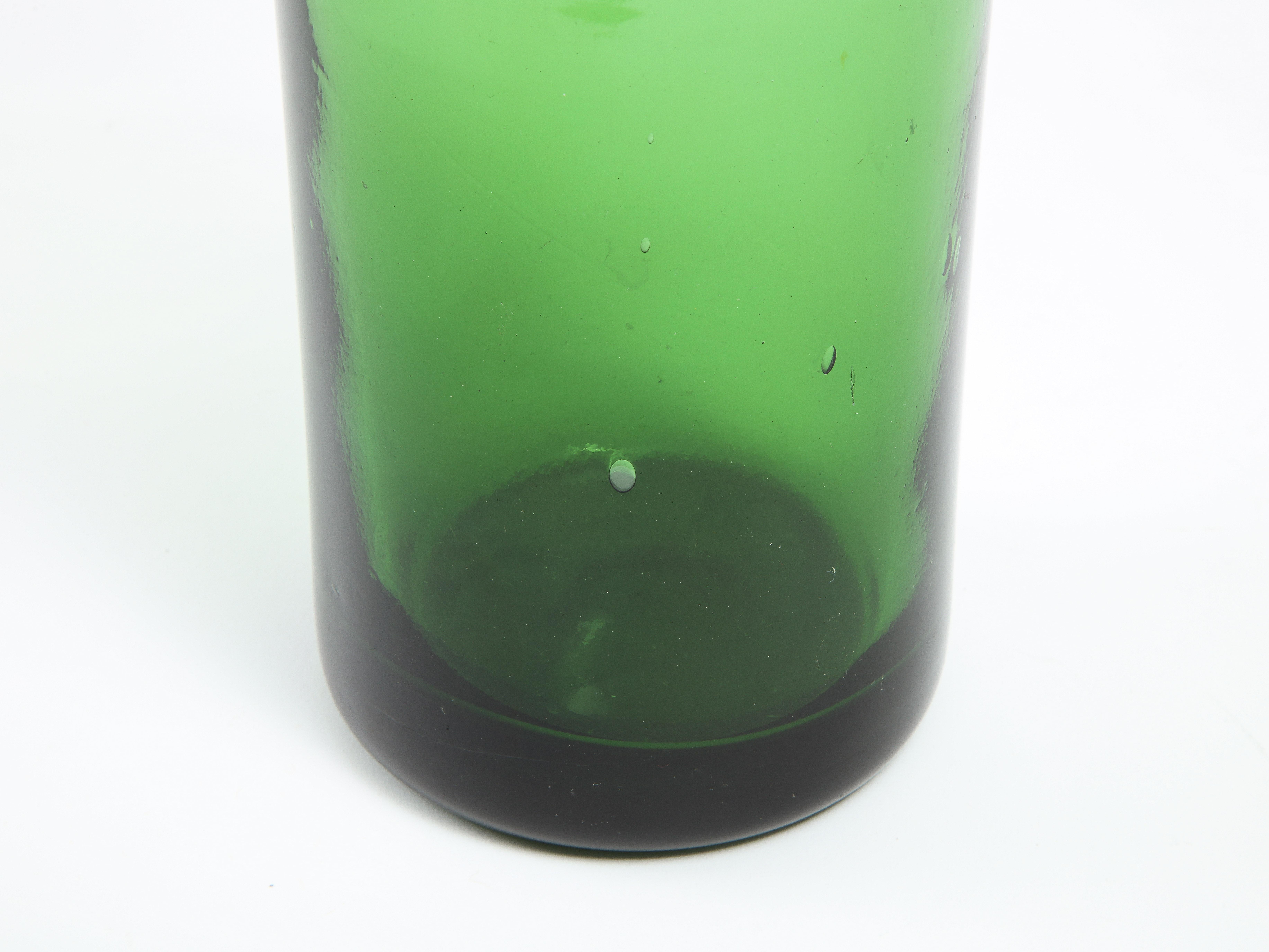 Zylindrisches mundgeblasenes grünes Glasgefäß, Frankreich 1960er Jahre im Angebot 3