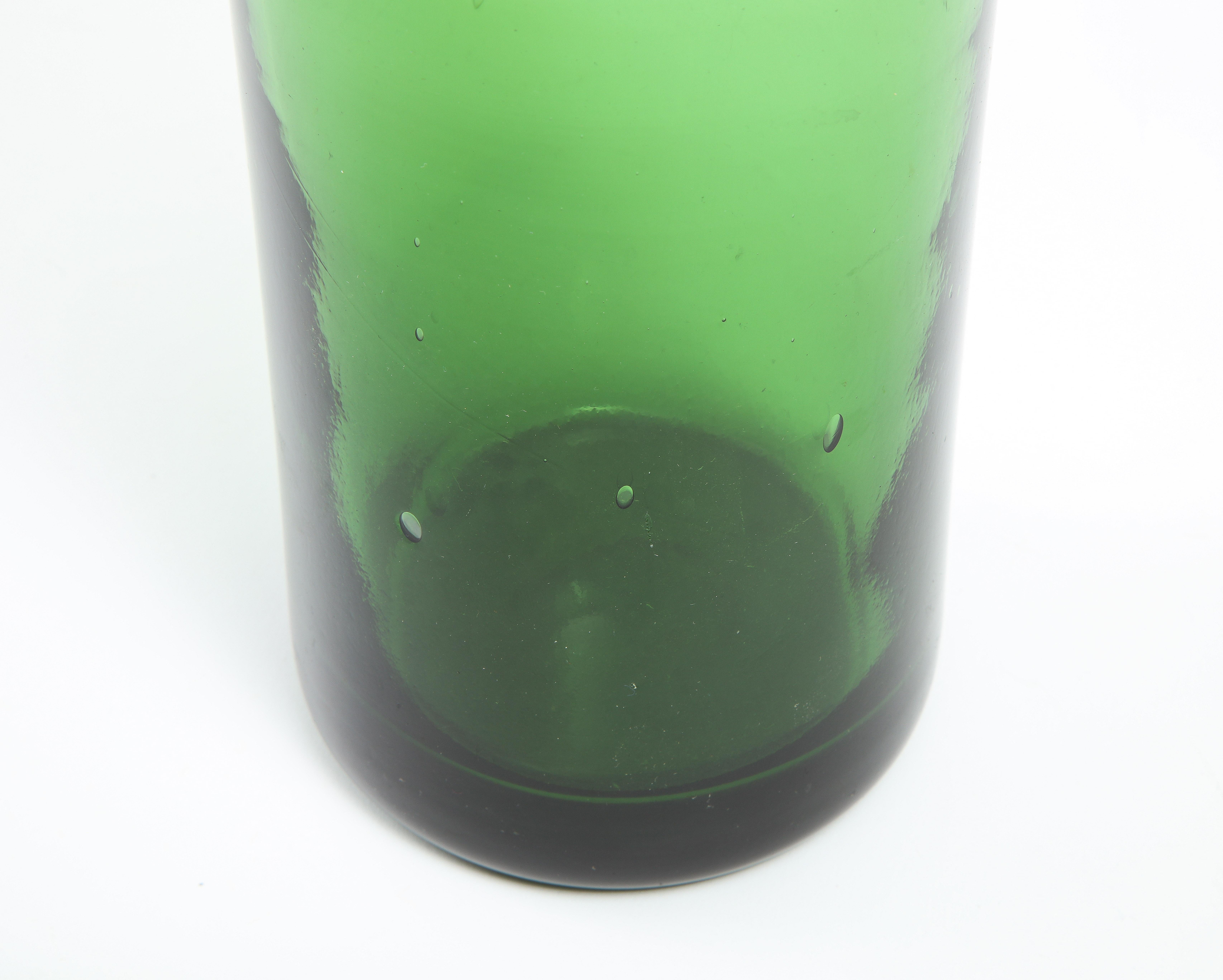 Zylindrisches mundgeblasenes grünes Glasgefäß, Frankreich 1960er Jahre im Angebot 4