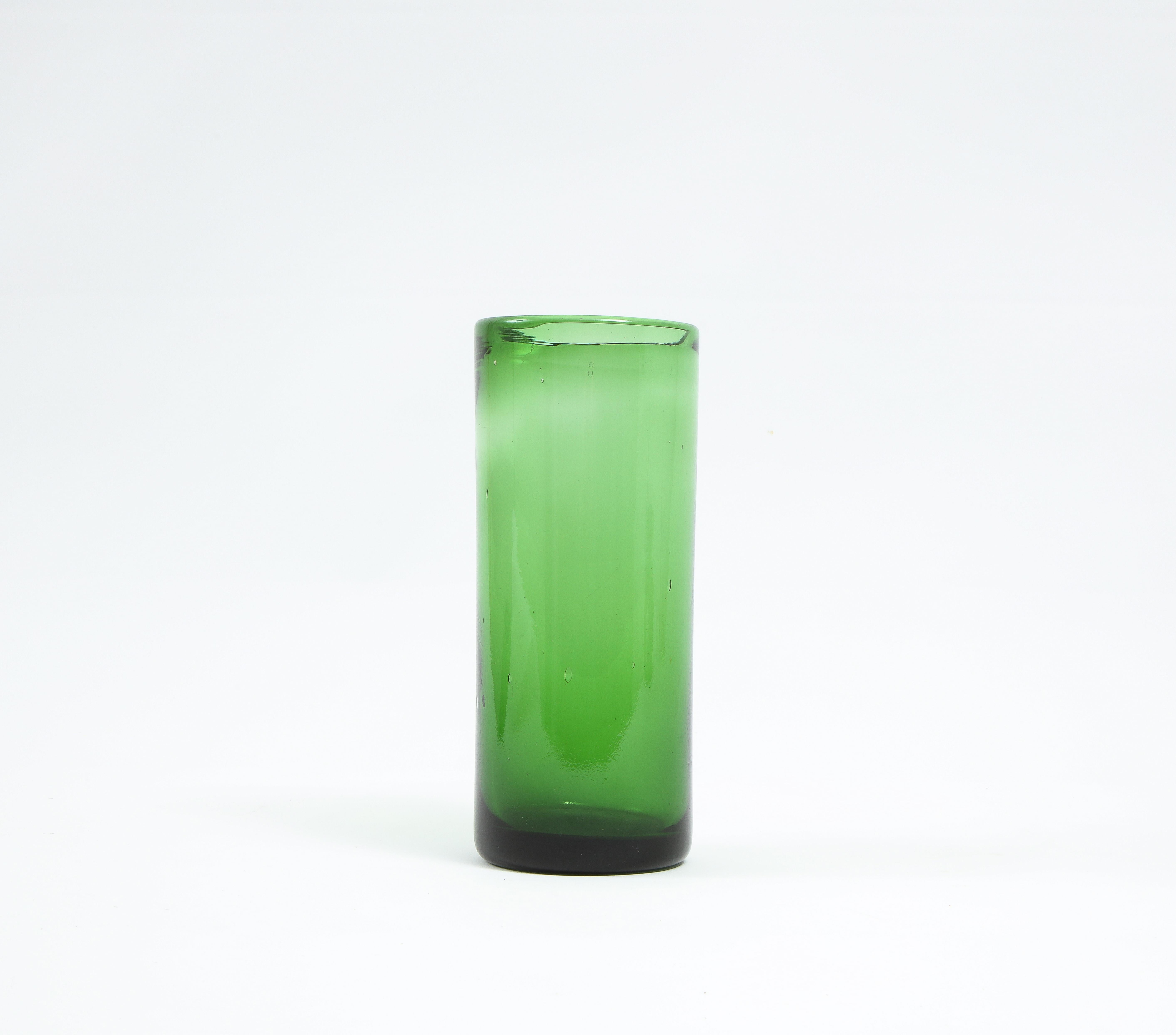 Zylindrisches mundgeblasenes grünes Glasgefäß, Frankreich 1960er Jahre (Moderne der Mitte des Jahrhunderts) im Angebot