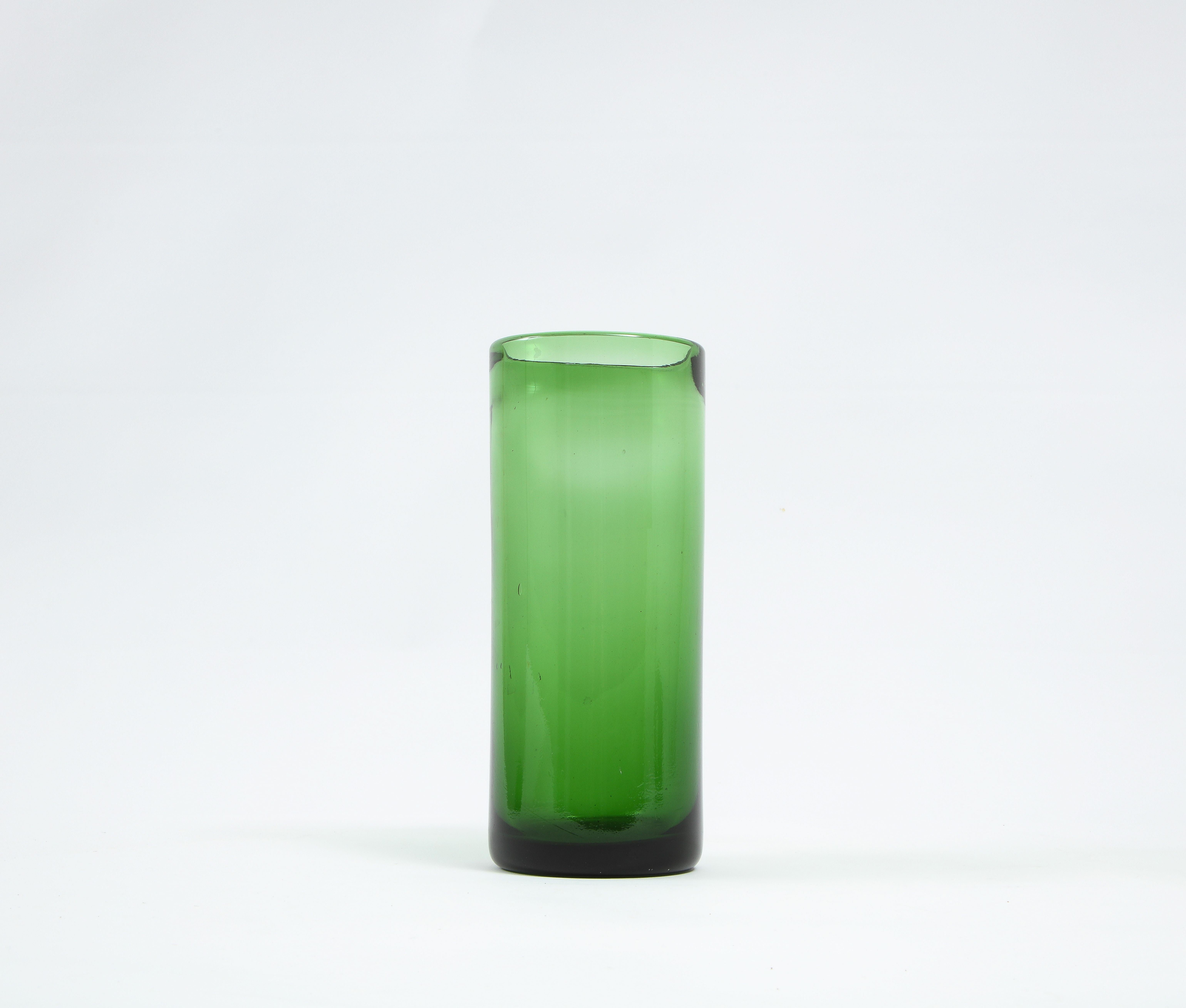 Zylindrisches mundgeblasenes grünes Glasgefäß, Frankreich 1960er Jahre (20. Jahrhundert) im Angebot