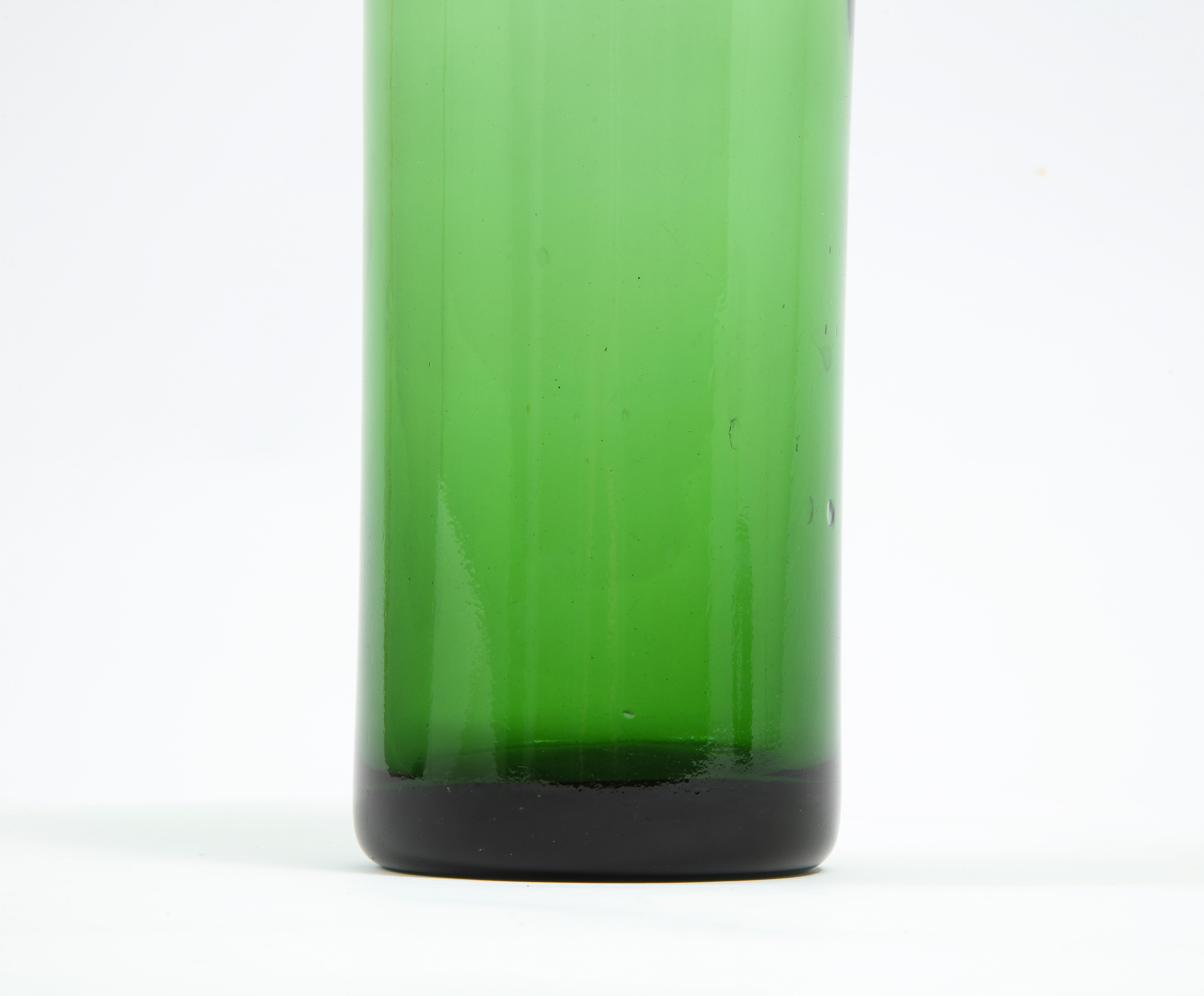 Zylindrisches mundgeblasenes grünes Glasgefäß, Frankreich 1960er Jahre (Geblasenes Glas) im Angebot