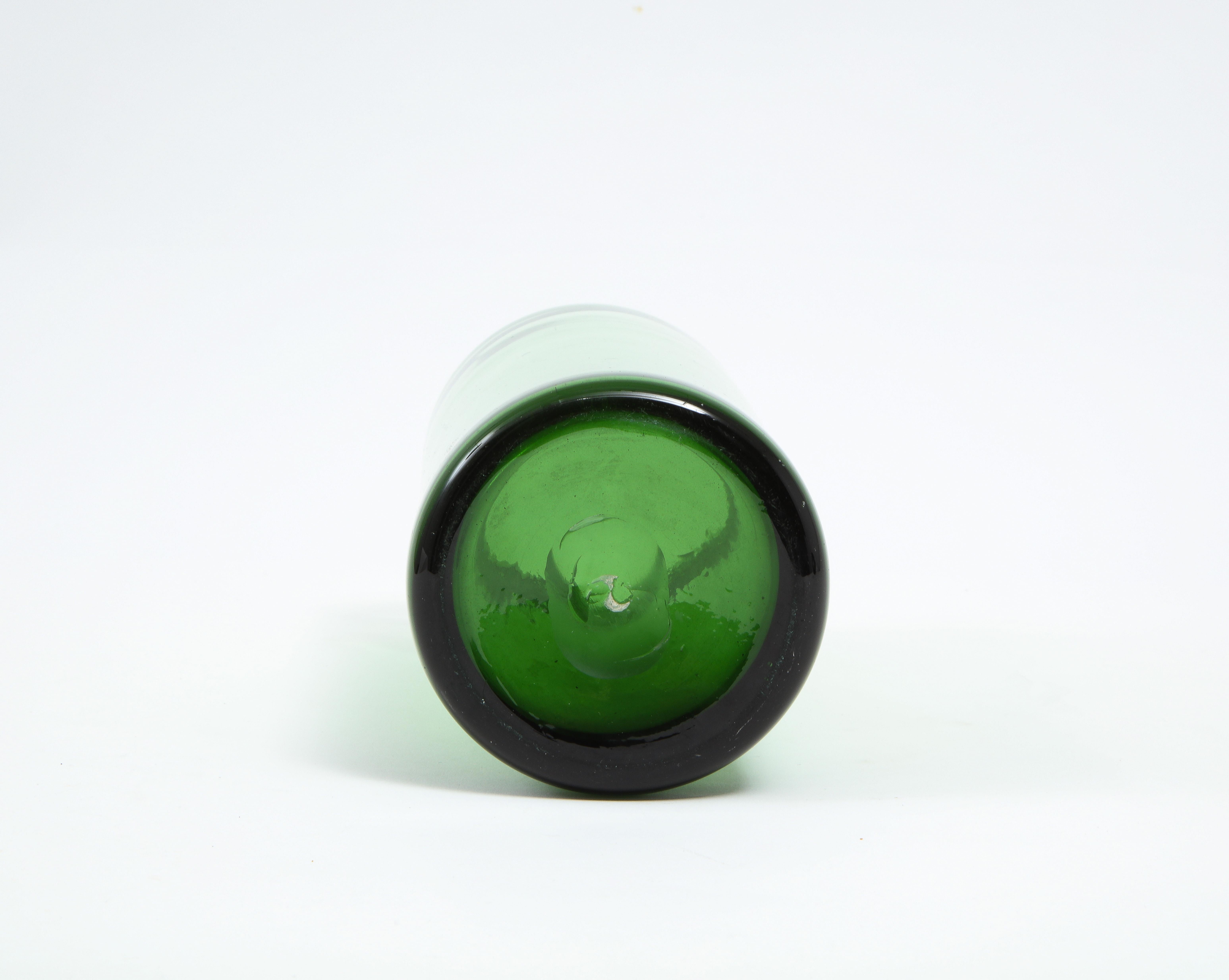 Zylindrisches mundgeblasenes grünes Glasgefäß, Frankreich 1960er Jahre im Angebot 1
