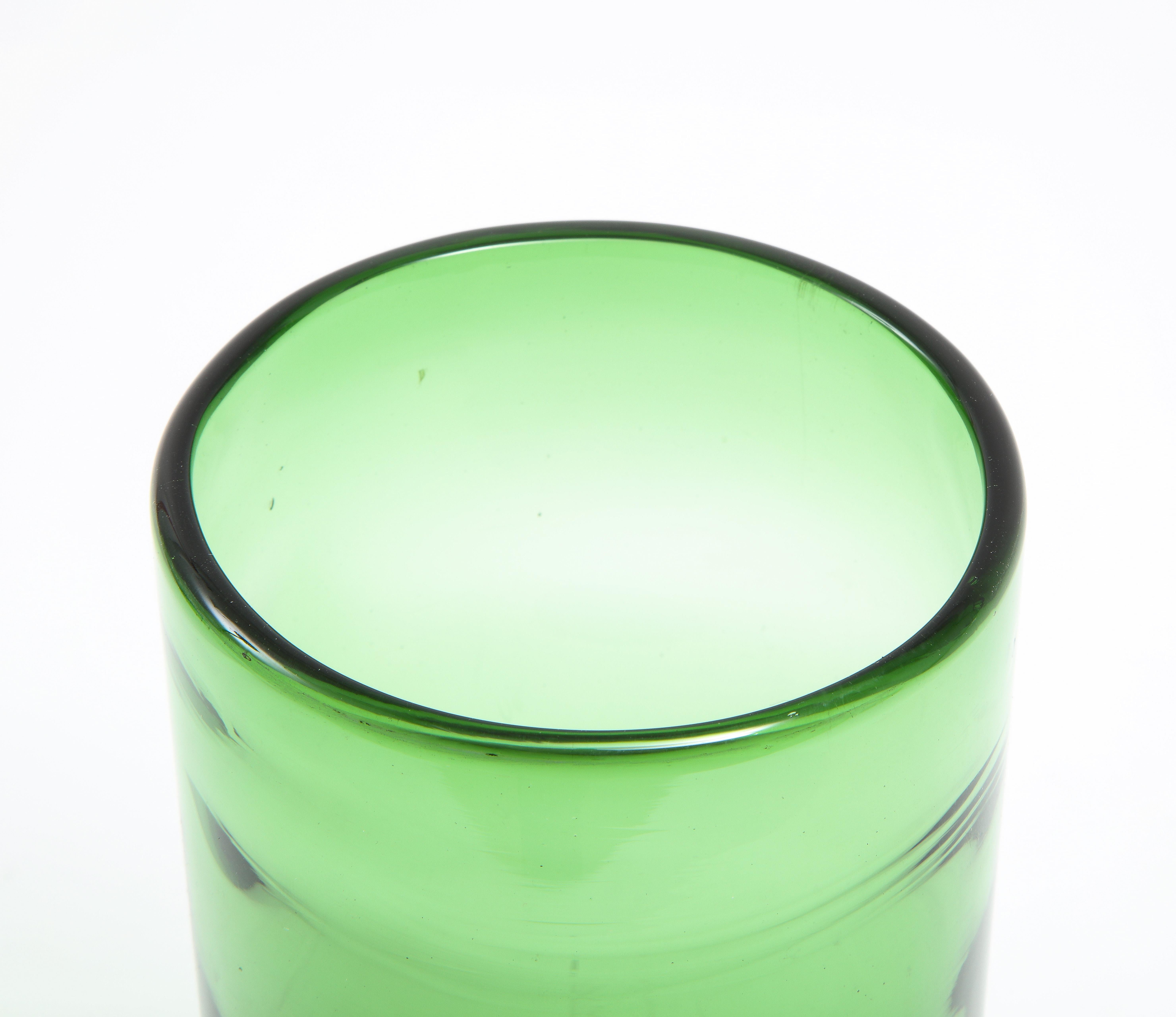 Zylindrisches mundgeblasenes grünes Glasgefäß, Frankreich 1960er Jahre im Angebot 2