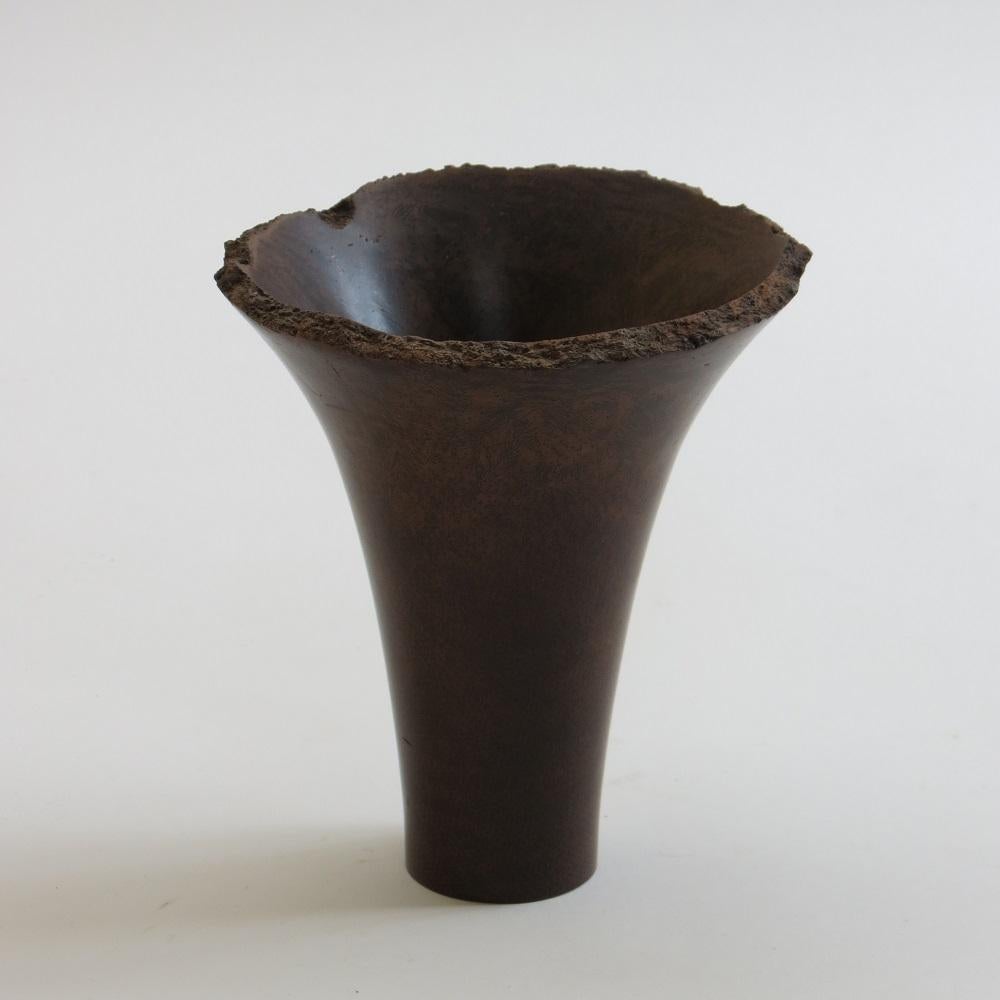 Handgedrehter Topf „ Trumpet“ in zylindrischer Form aus Grasbaumholz in zylindrischer Form (Europäisch) im Angebot