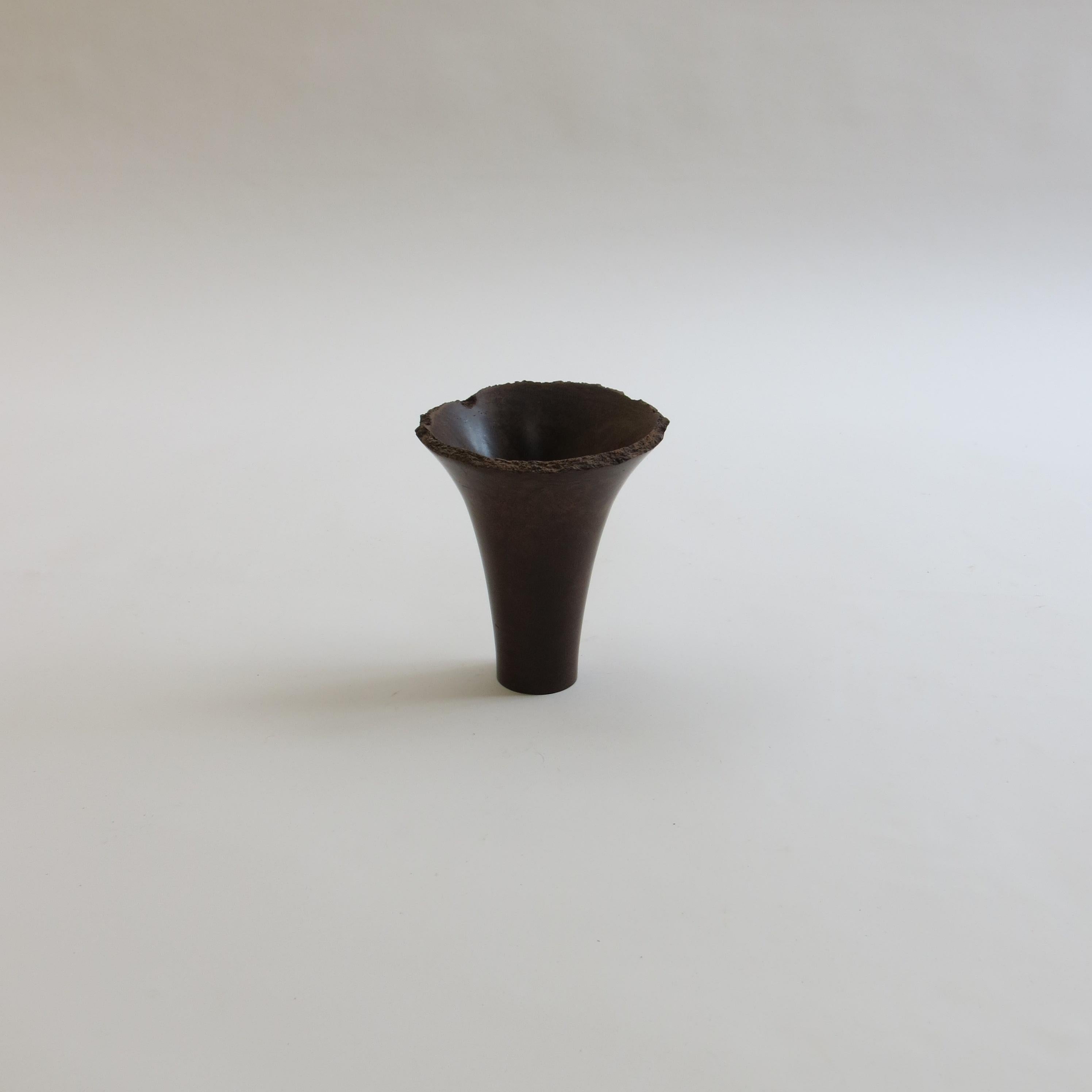 Handgedrehter Topf „ Trumpet“ in zylindrischer Form aus Grasbaumholz in zylindrischer Form im Angebot 2