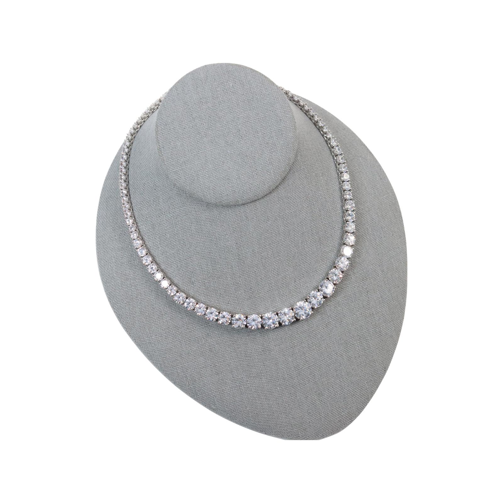 Collar Vintage CZ Forma Redonda Circa 1990s. No tendrás ni idea de su belleza hasta que tengas esta magnífica pieza en tus manos.   Este collar es impresionante.  Cada CZ está engastada como un diamante.  He hecho una foto para que lo veas de lado.