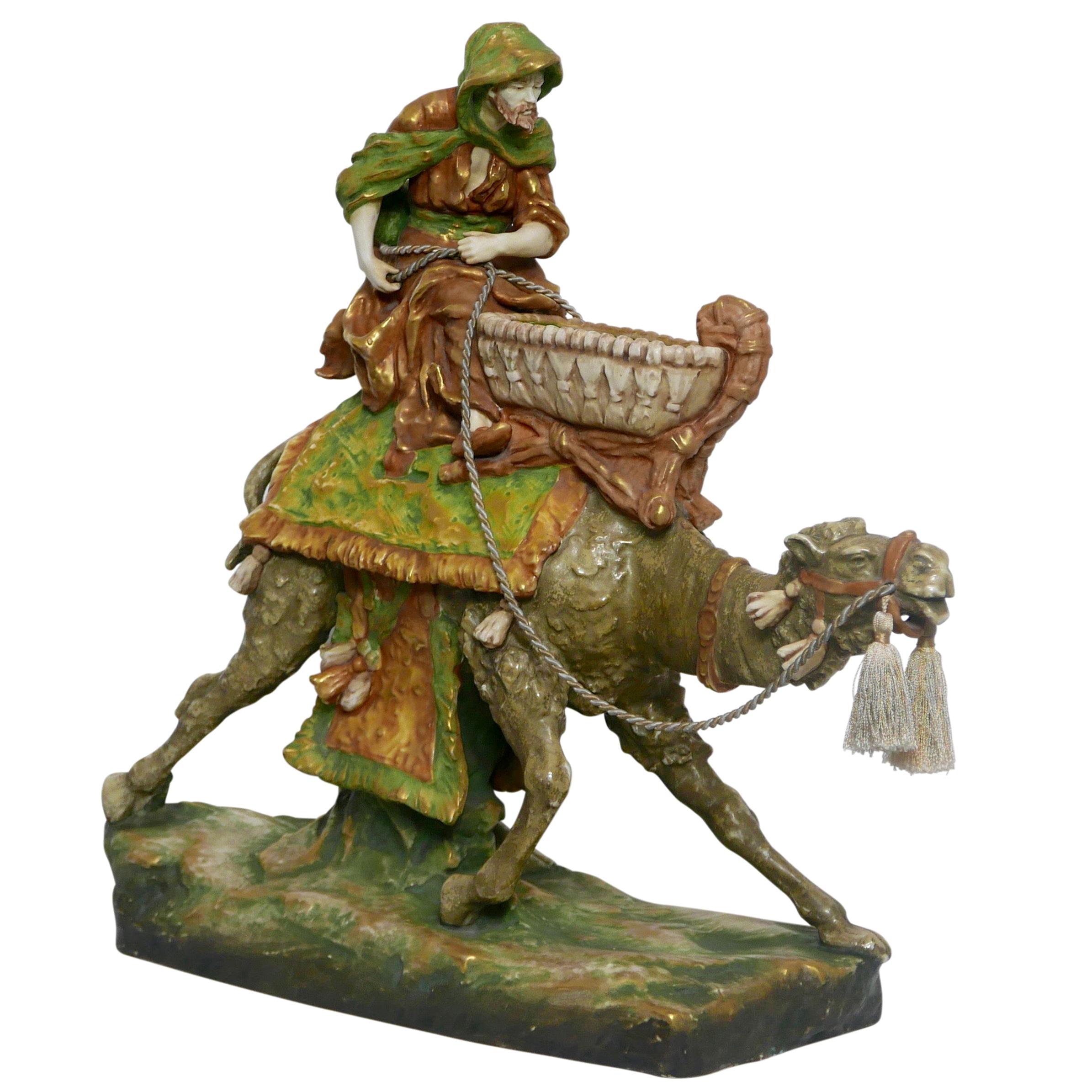 Scultura ceca d'epoca in porcellana ad anfora raffigurante un cammello con cavaliere in vendita