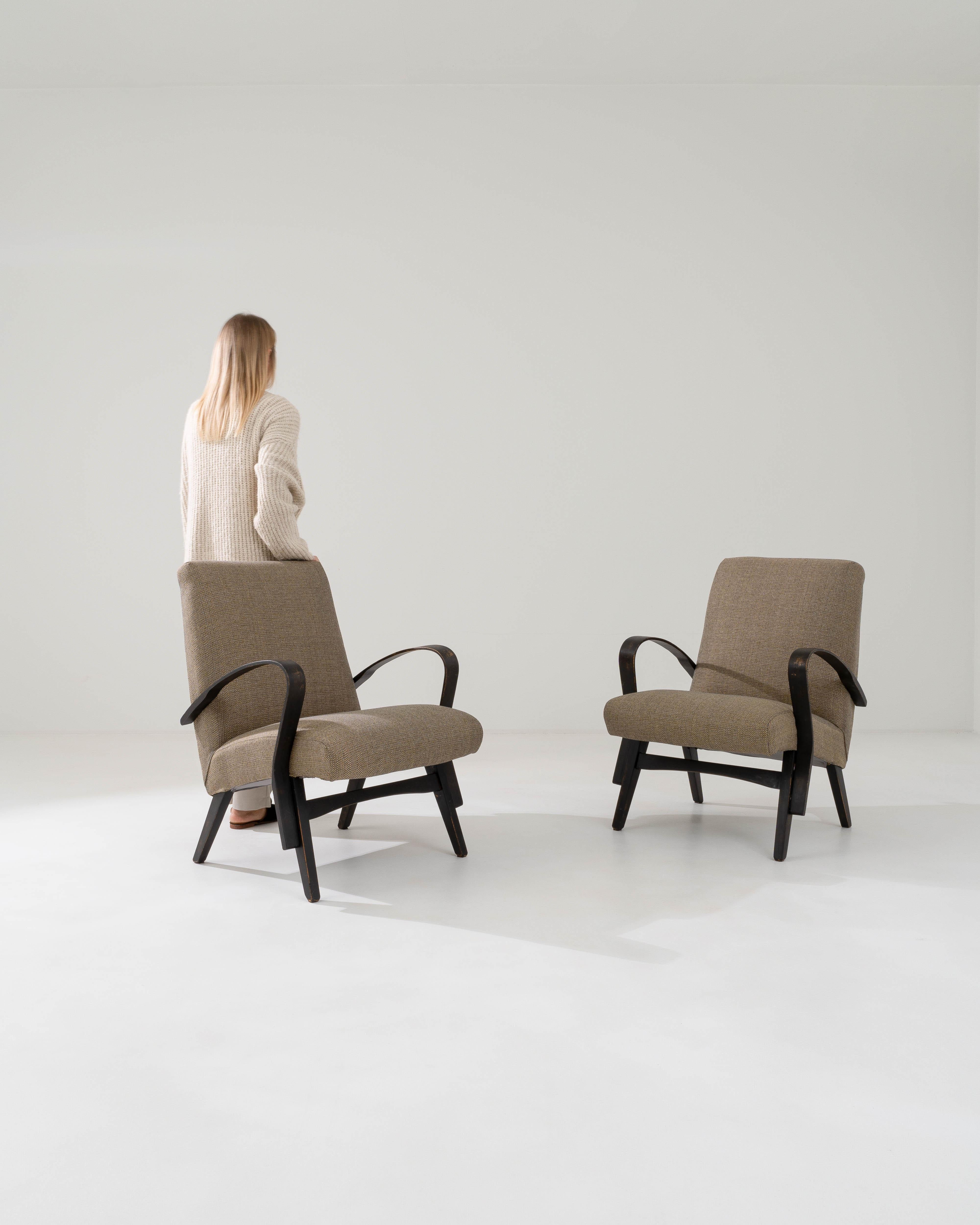 Tissu d'ameublement Paire de fauteuils tchèques vintage par Tatra en vente