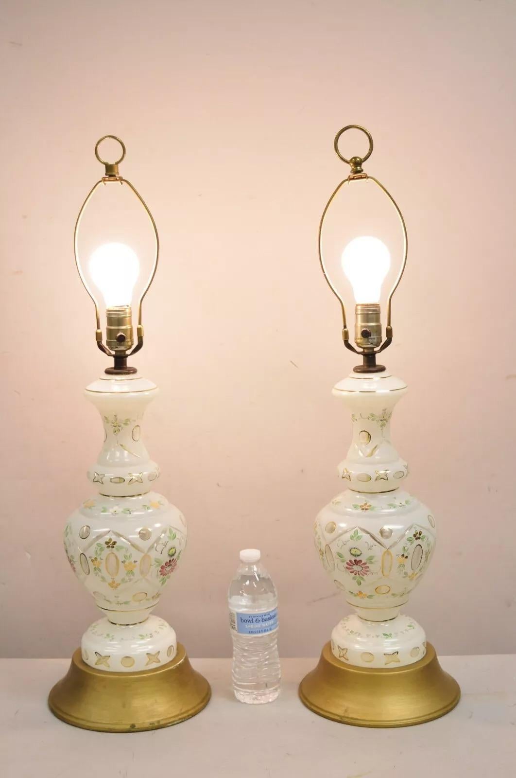 Paire de lampes de table en verre ciselé blanc et vert de Bohême Vintage. Circa Early 20th Century. Dimensions : 31