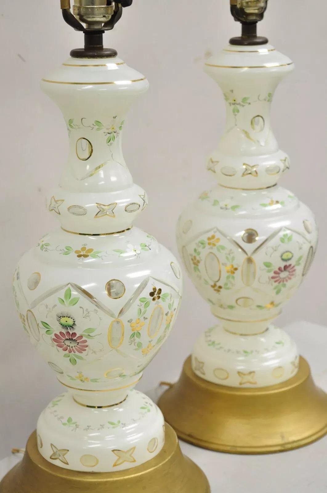 Inconnu Paire de lampes de bureau tchèques de Bohème vintage en verre blanc et vert en vente