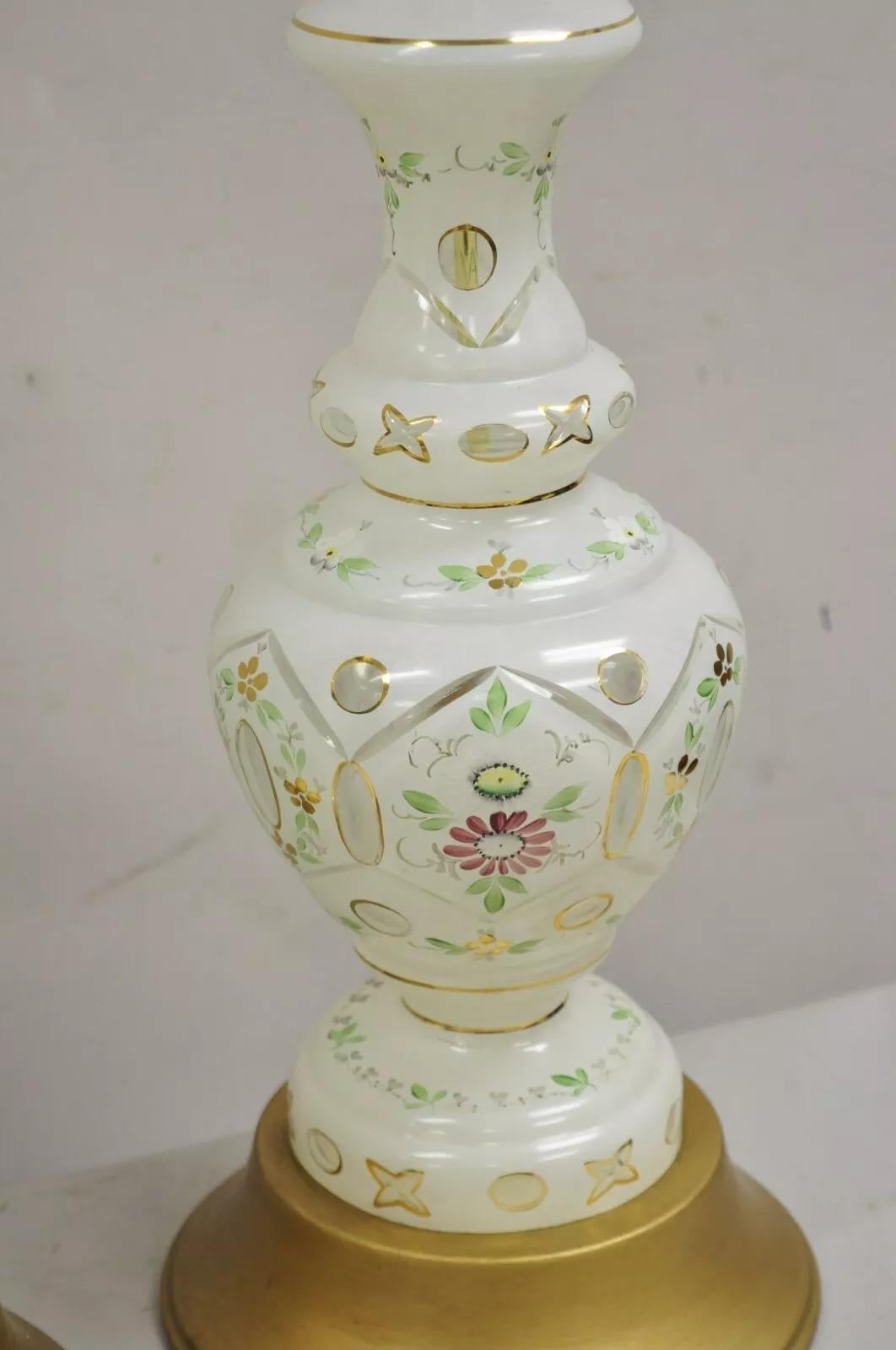 Paire de lampes de bureau tchèques de Bohème vintage en verre blanc et vert Bon état - En vente à Philadelphia, PA