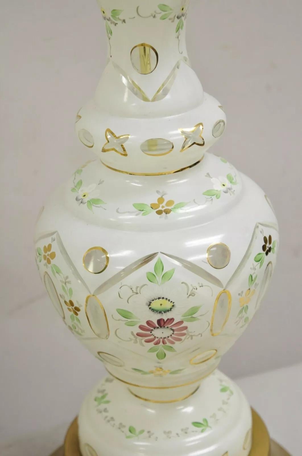 20ième siècle Paire de lampes de bureau tchèques de Bohème vintage en verre blanc et vert en vente