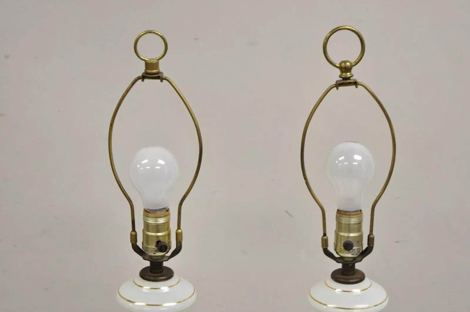 Métal Paire de lampes de bureau tchèques de Bohème vintage en verre blanc et vert en vente