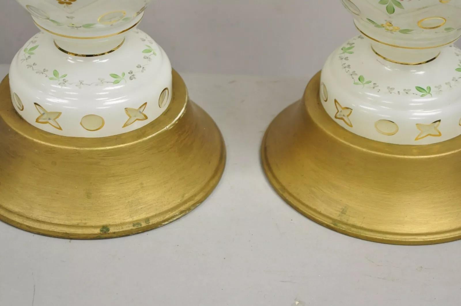 Paire de lampes de bureau tchèques de Bohème vintage en verre blanc et vert en vente 1