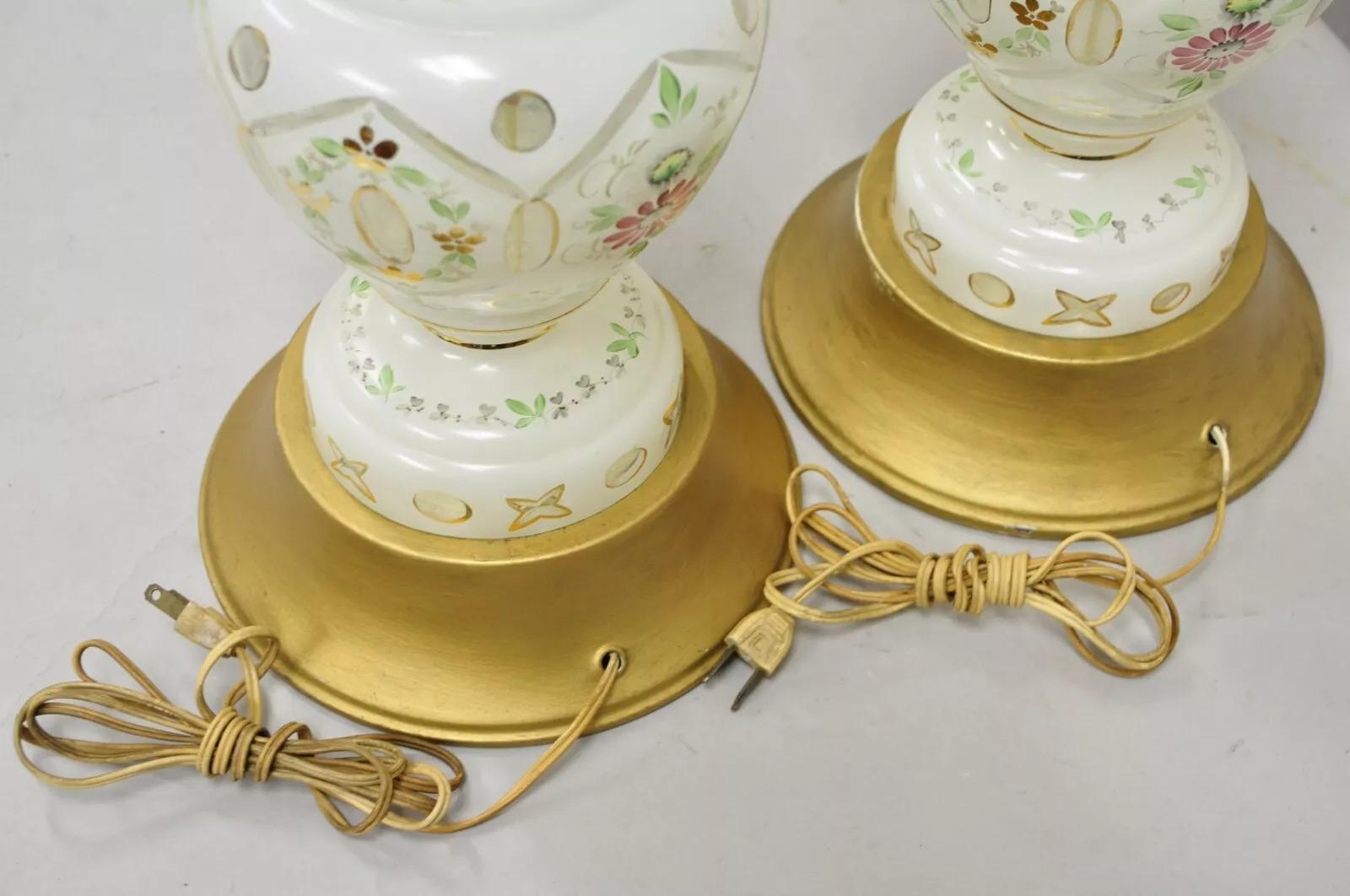 Paire de lampes de bureau tchèques de Bohème vintage en verre blanc et vert en vente 2