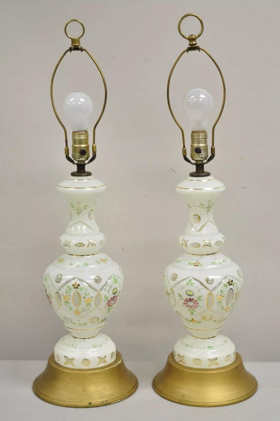Paire de lampes de bureau tchèques de Bohème vintage en verre blanc et vert en vente 3