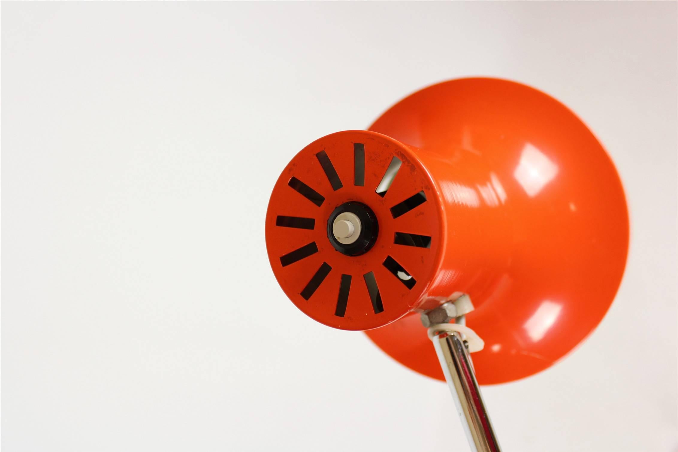 Ce lampadaire vintage est fabriqué en chrome et en acier peint. Elle est dotée de deux abat-jour réglables et nécessite des ampoules à culot E27. Il a été produit par Napako dans les années 1970.
