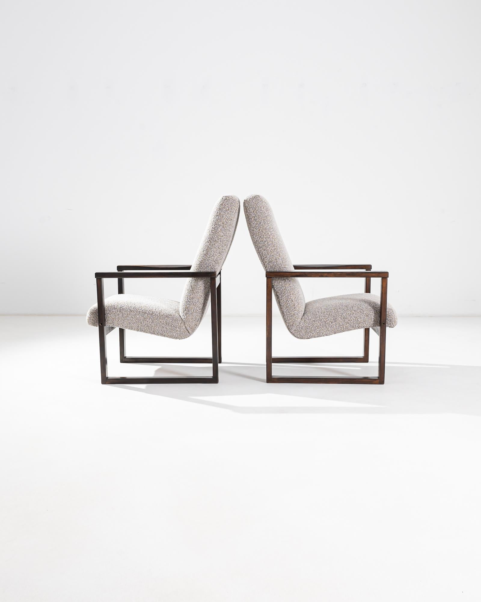 Paire de fauteuils en bouclier gris tchèques d'époque Bon état - En vente à High Point, NC
