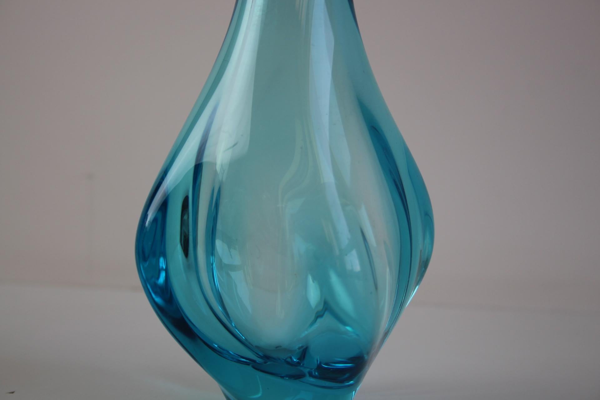 Questo sorprendente vaso in vetro artistico soffiato a mano presenta un design fluido e scultoreo in un brillante blu acqua. Le sue curve eleganti e la base spessa riflettono la raffinata abilità artigianale tipica dei vetrai cechi della metà del XX