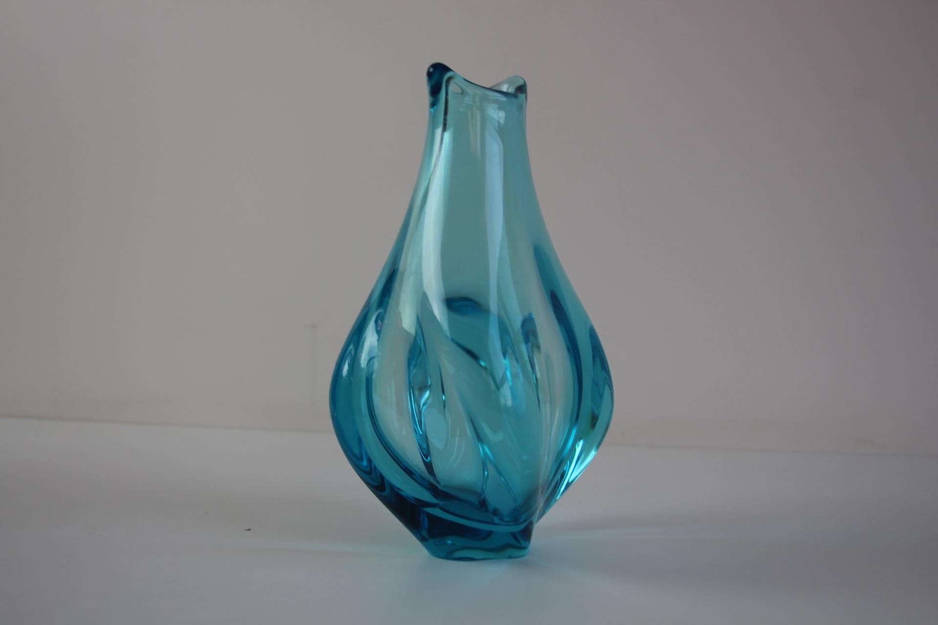 Ceco Vaso ceco d'epoca in vetro artistico blu soffiato a mano, di Miloslav Klinger - Anni '60 in vendita