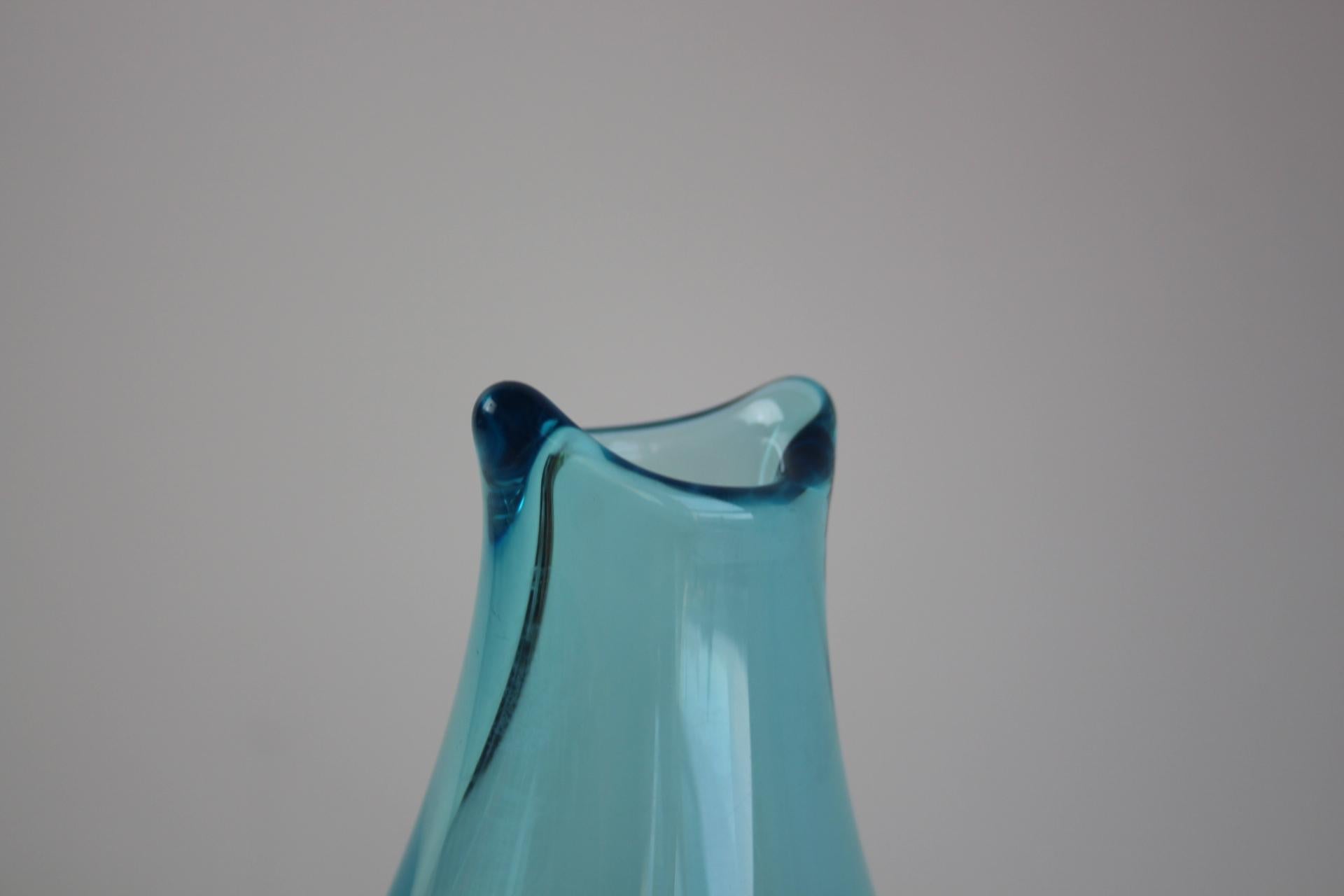 Vaso ceco d'epoca in vetro artistico blu soffiato a mano, di Miloslav Klinger - Anni '60 In condizioni buone in vendita a Praha, CZ