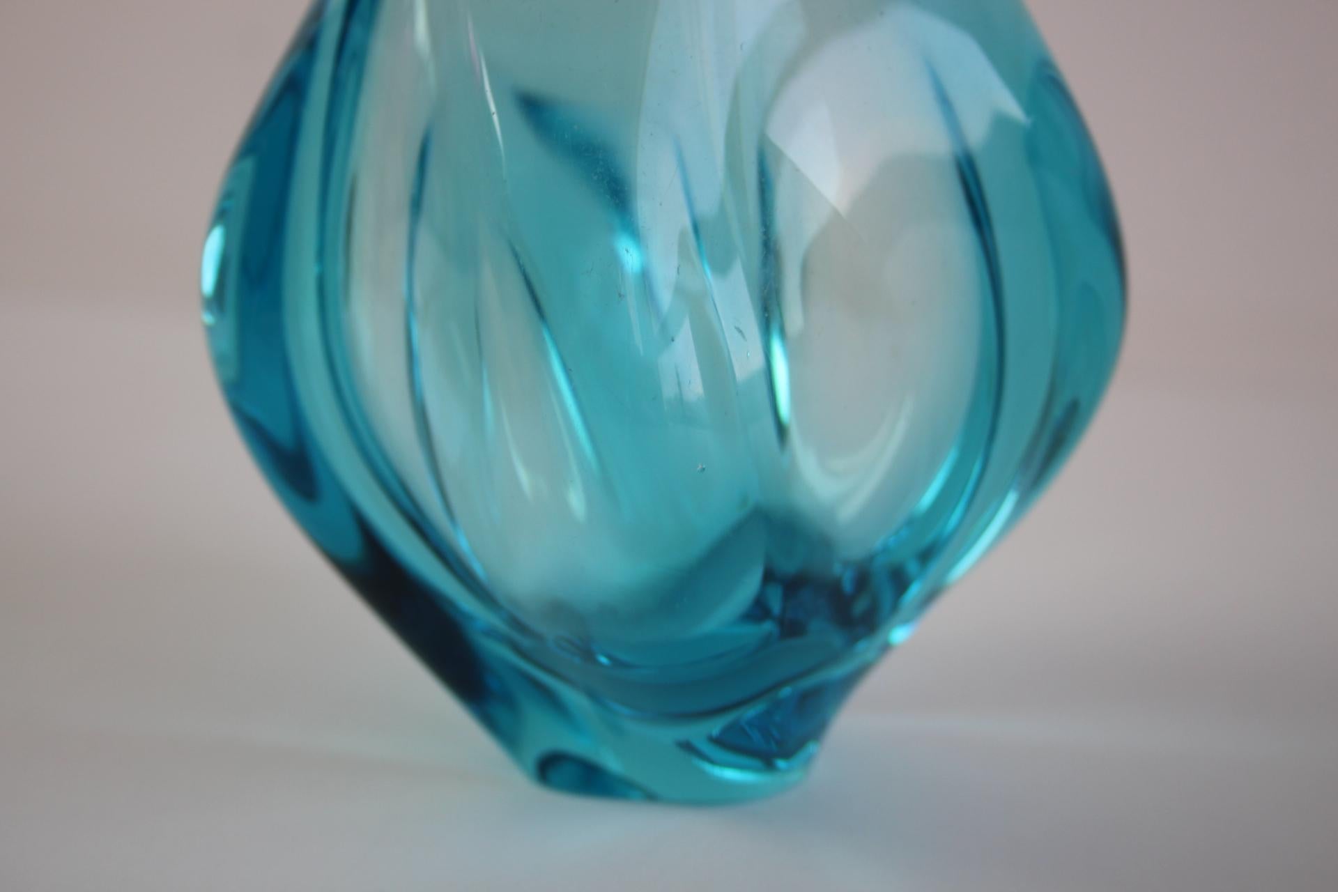 Metà XX secolo Vaso ceco d'epoca in vetro artistico blu soffiato a mano, di Miloslav Klinger - Anni '60 in vendita