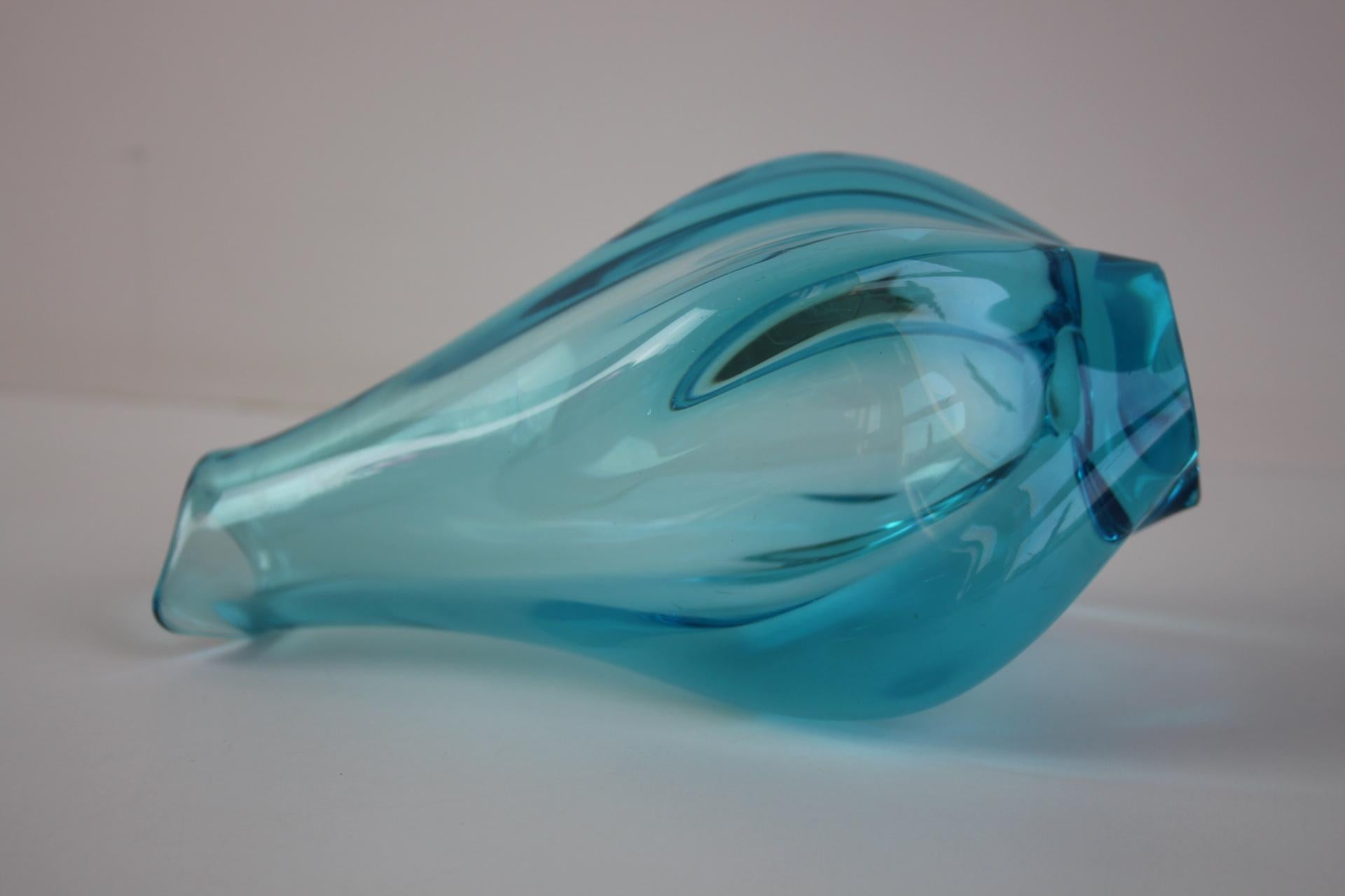 Vetro soffiato Vaso ceco d'epoca in vetro artistico blu soffiato a mano, di Miloslav Klinger - Anni '60 in vendita