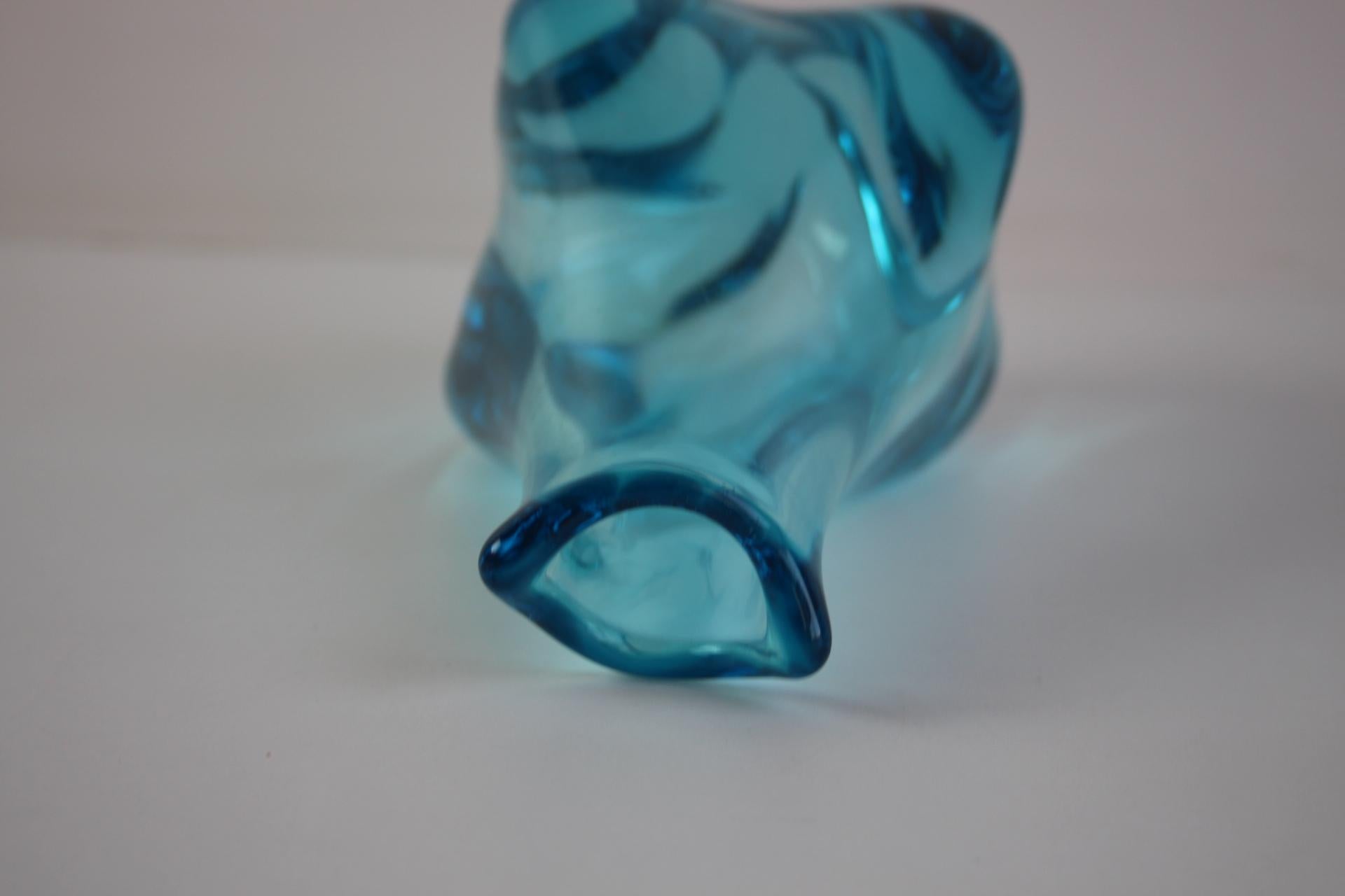 Vaso ceco d'epoca in vetro artistico blu soffiato a mano, di Miloslav Klinger - Anni '60 in vendita 1