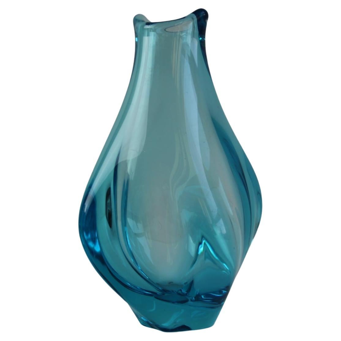 Vaso ceco d'epoca in vetro artistico blu soffiato a mano, di Miloslav Klinger - Anni '60 in vendita
