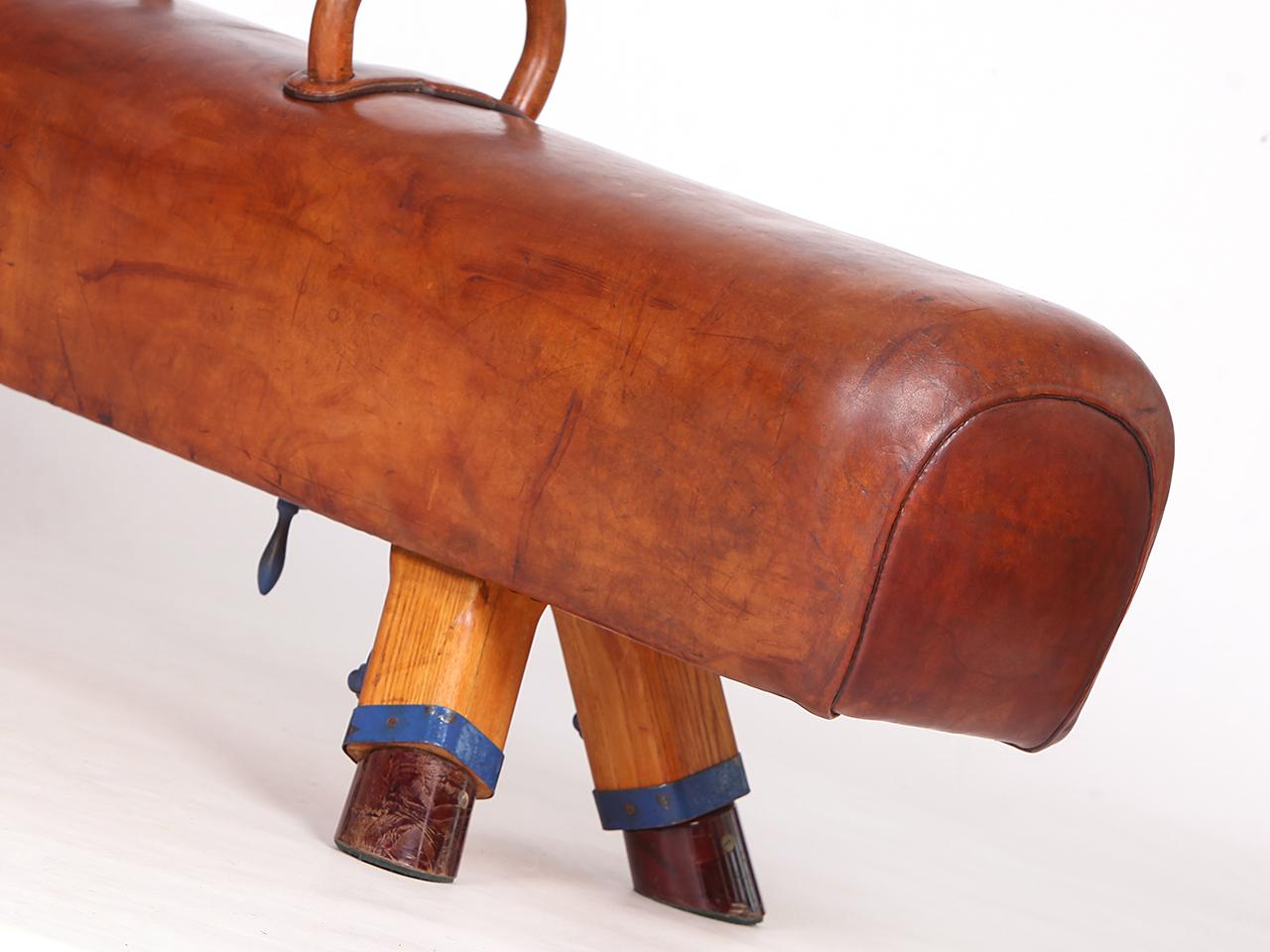 Vintage Czech Leather Gymnastics Bench Pommel Horse wooden Handels Top 1930s In Good Condition For Sale In Wien, AT