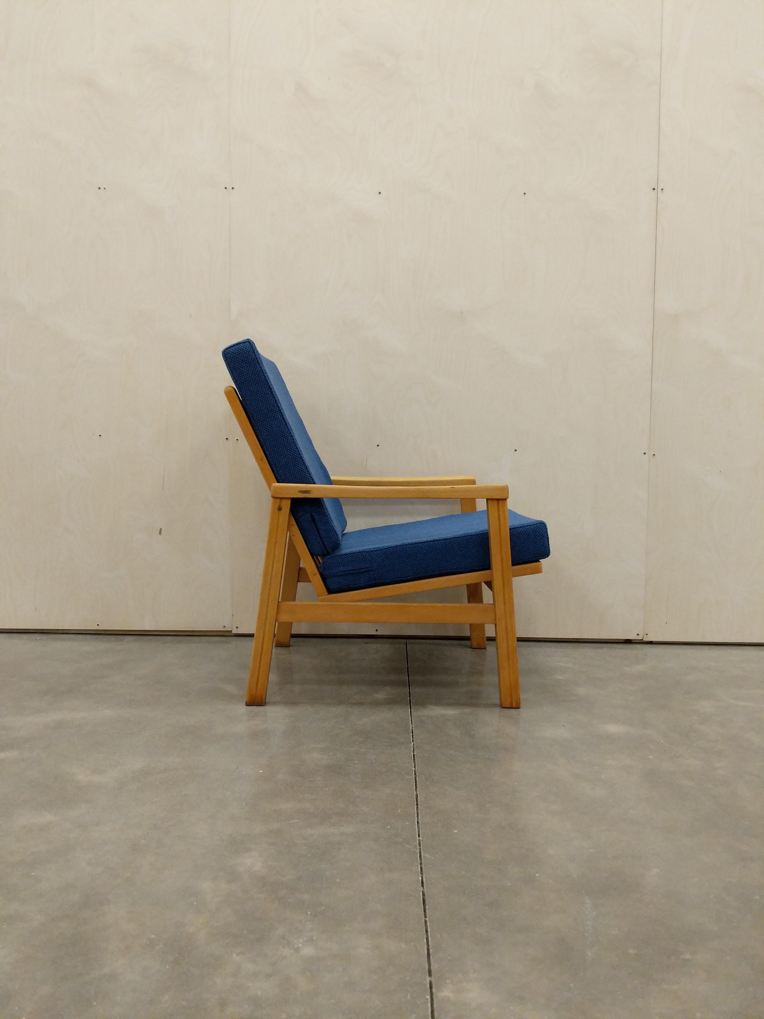 Authentique chaise longue tchèque vintage du milieu du siècle dernier.

Nous avons utilisé le tissu 