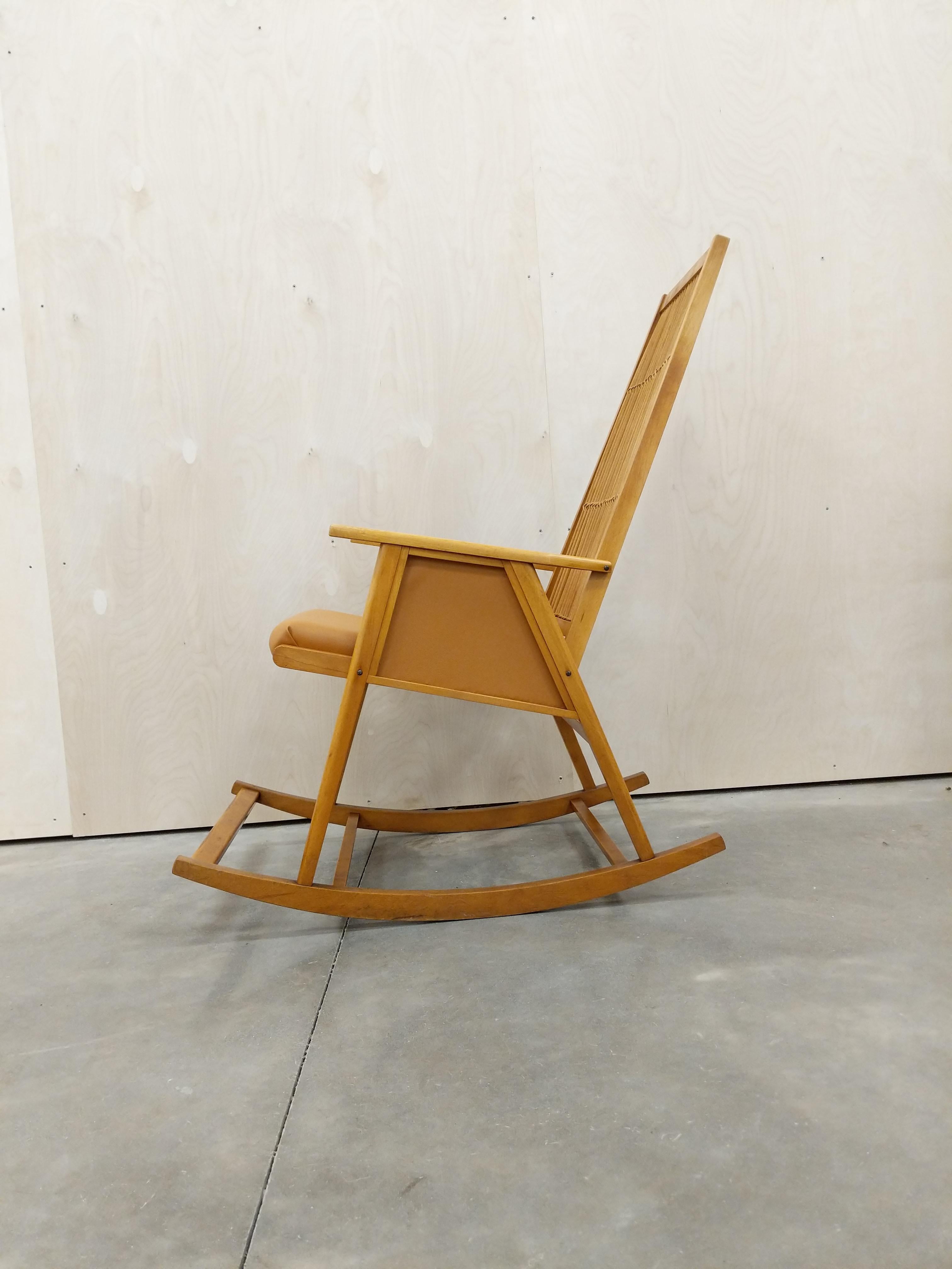 Authentischer tschechischer Vintage-Schaukelstuhl aus der Mitte des Jahrhunderts.

Dieser Stuhl ist in ausgezeichnetem Vintage-Zustand mit brandneuer Knoll-Polsterung!

Wir verwenden für diesen Stuhl das Knoll 