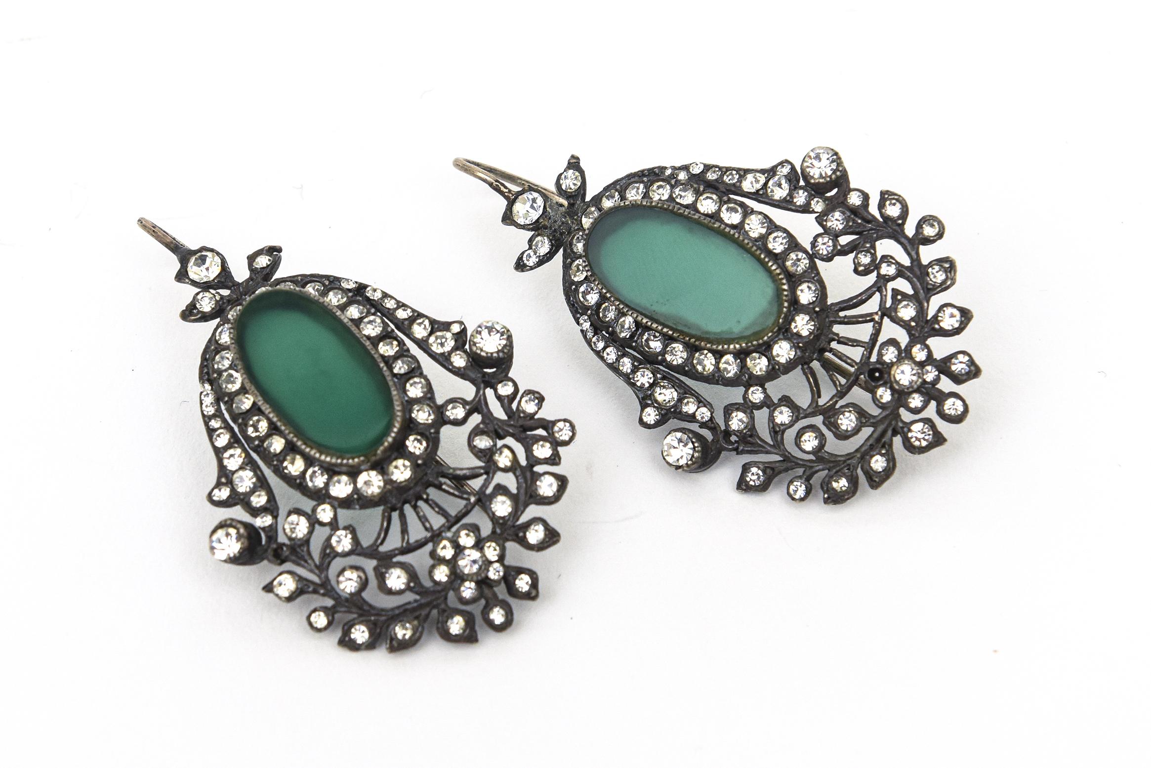 These elegant and stately vintage pierced Czech dangle earrings are rhodium plated, rhinestone interspersed, silver, and green glass.
They are from the 50's or earlier and have been in our archives for over 30 years. They have an art deco style.