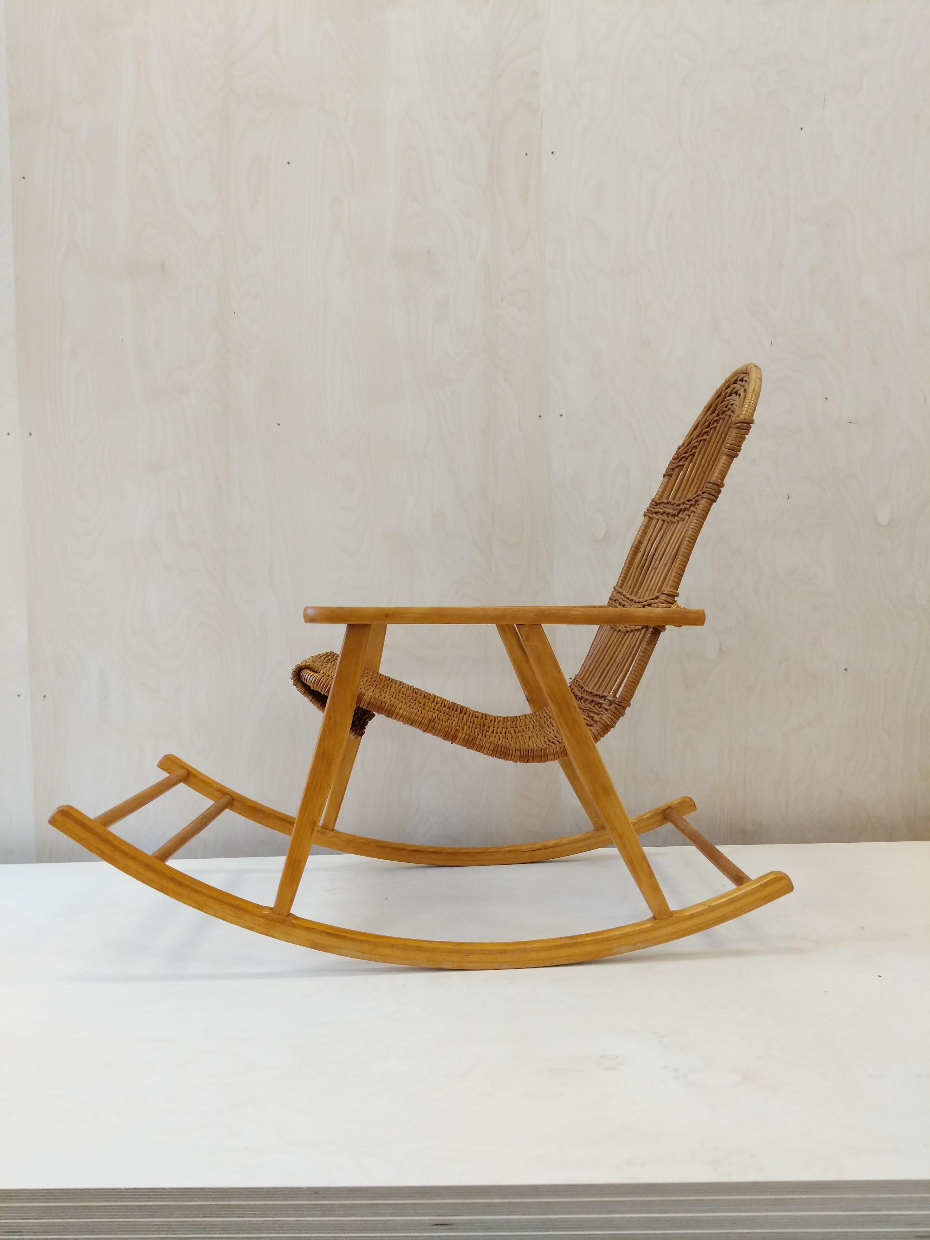 Authentic vintage Czech mid century modern rocking chair.

This chair is in excellent vintage condition with very few signs of age-related wear (see photos).

If you would like any additional details, please contact us.

Dimensions:
37.5” tall to