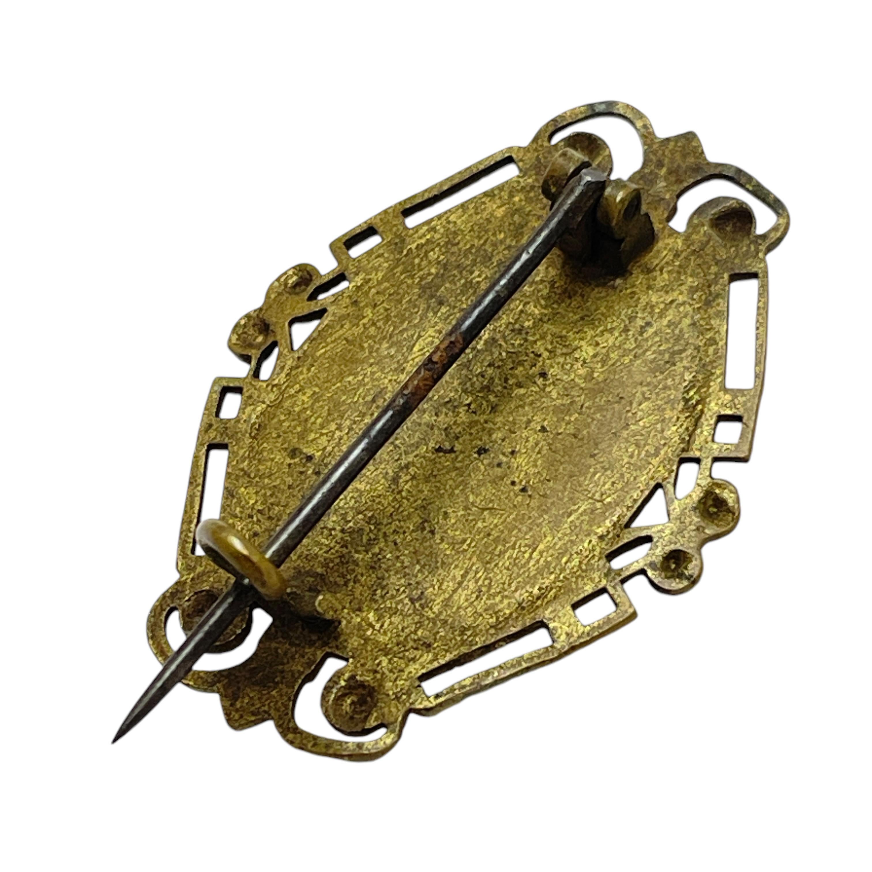 Spilla cecoslovacca d'epoca in vetro giada dorato con cabochon In condizioni buone in vendita a Palos Hills, IL