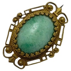 Spilla cecoslovacca d'epoca in vetro giada dorato con cabochon