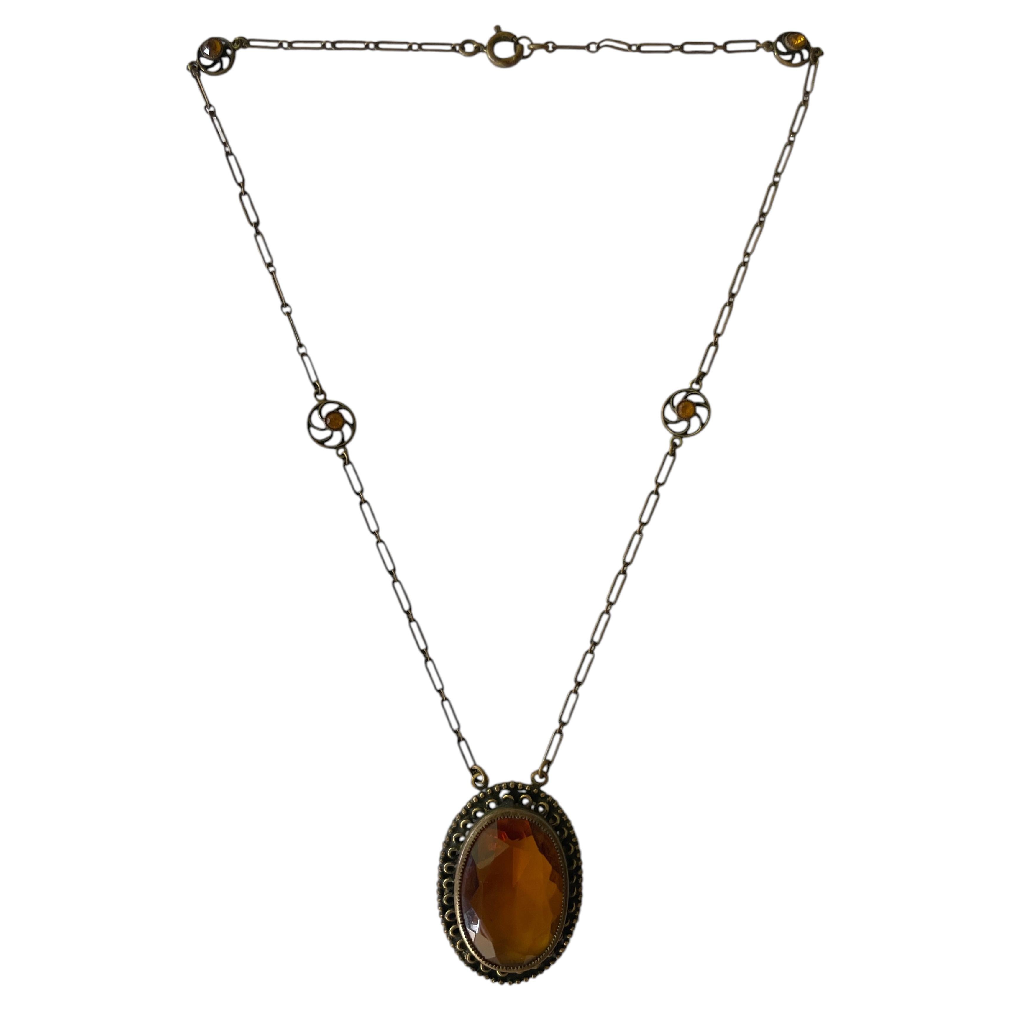 Collier pendentif vintage en verre ambré et filigrane doré de Tchécoslovaquie, circa 19 en vente